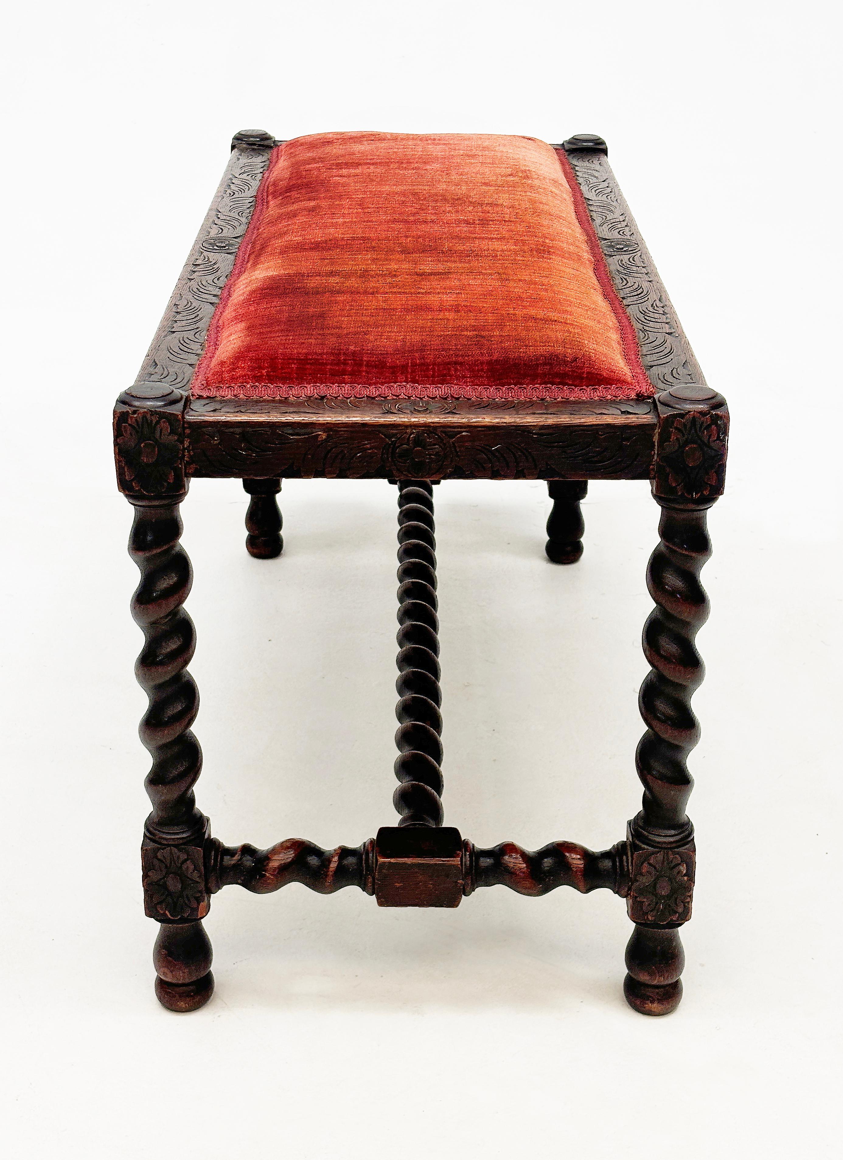 Ce magnifique spécimen ancien reflète la créativité et la fierté personnelle des artisans de cette époque. Fabriquée en Angleterre à la fin du XVIIIe siècle à partir de chêne, cette pièce comporte quatre pieds en torsion d'orge reliés à une traverse