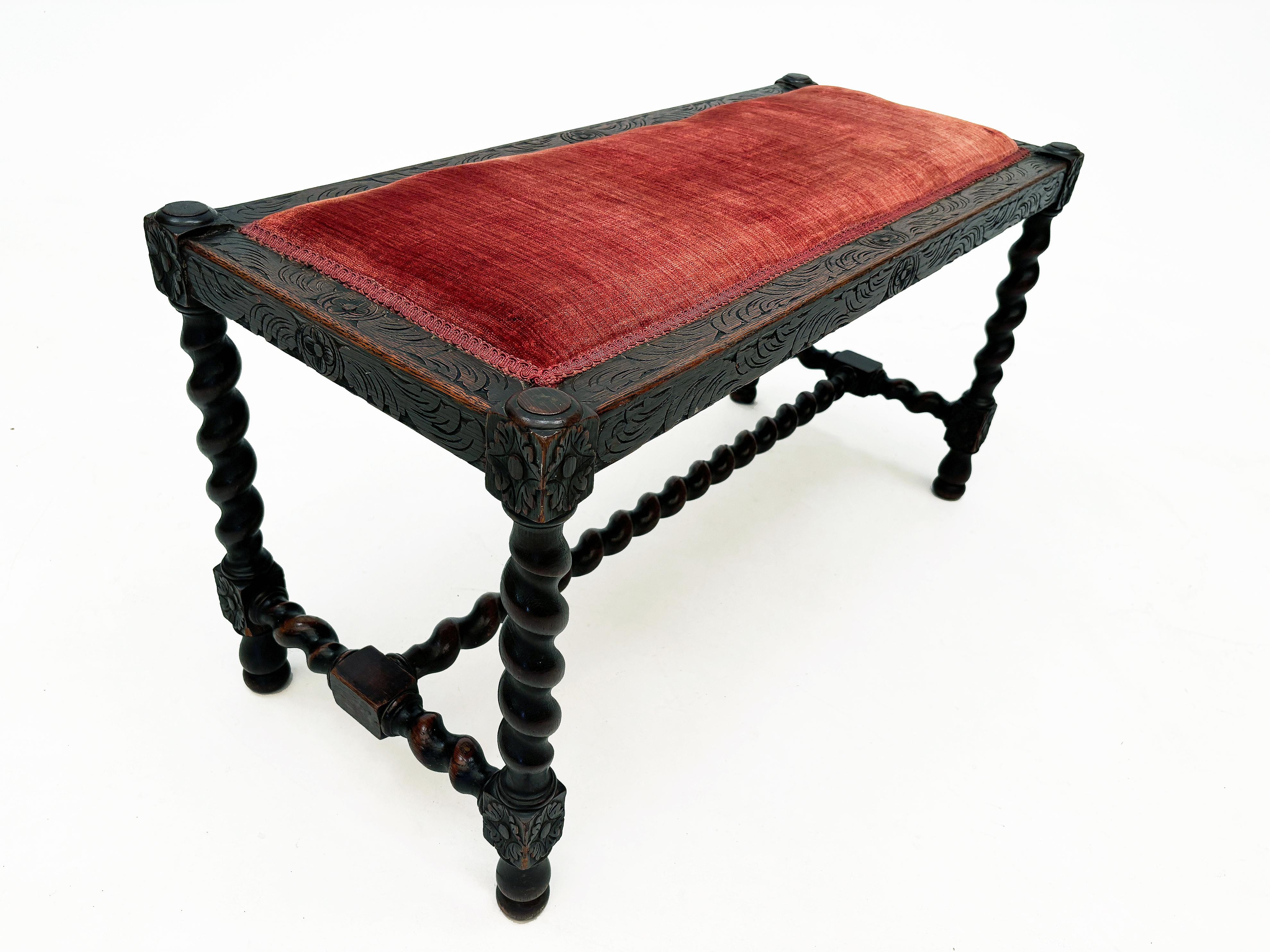 Jacobéen Banc à torsion en chêne anglais de la fin des années 1700 avec sculpture lourde en vente