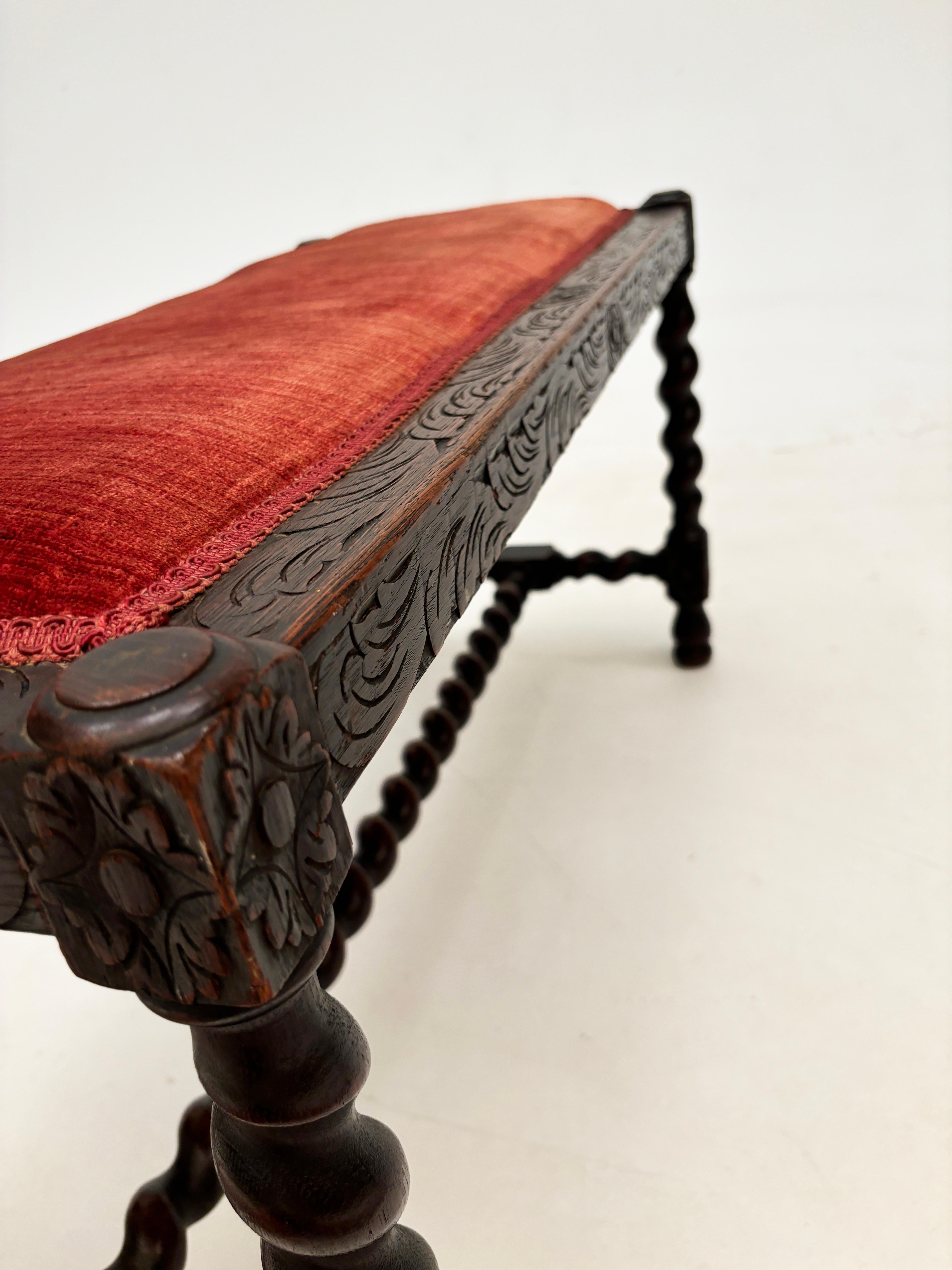 Velours Banc à torsion en chêne anglais de la fin des années 1700 avec sculpture lourde en vente