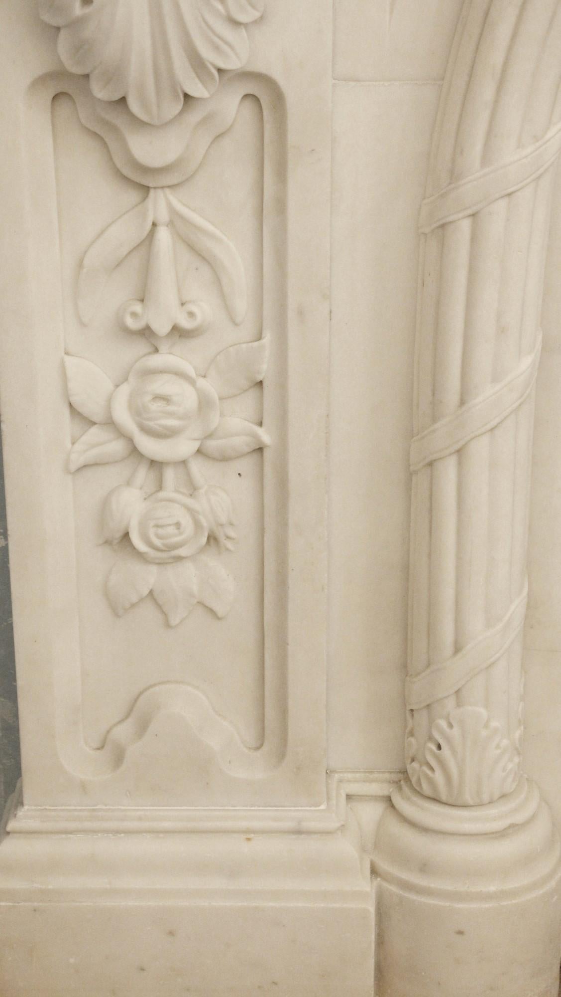 Schwerer geschnitzter Kaminsims aus Bildhauermarmor von Präsident Monroe im Angebot 4
