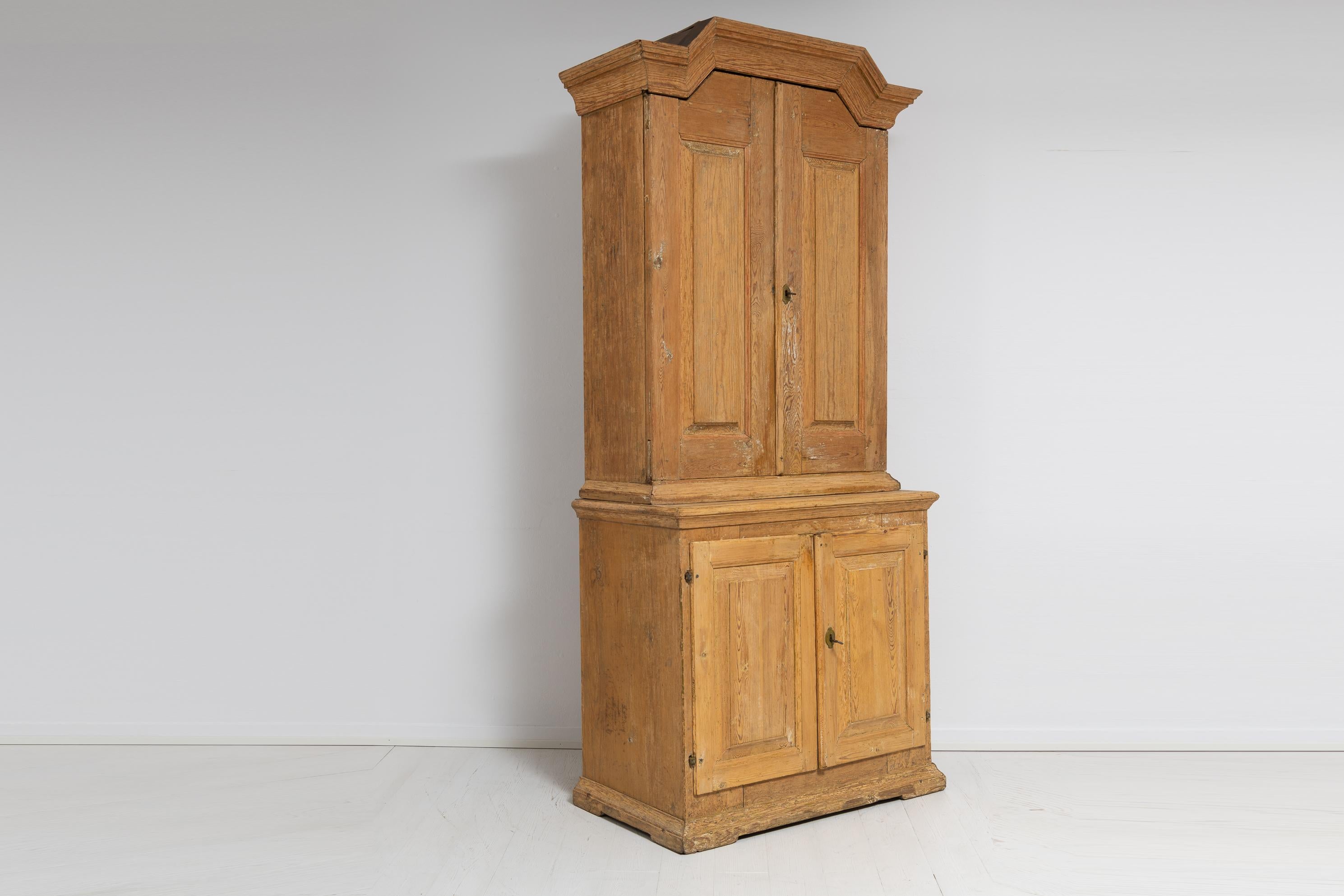 Late 1700s Swedish Baroque Style Country House Cabinet In Good Condition In Kramfors, SE