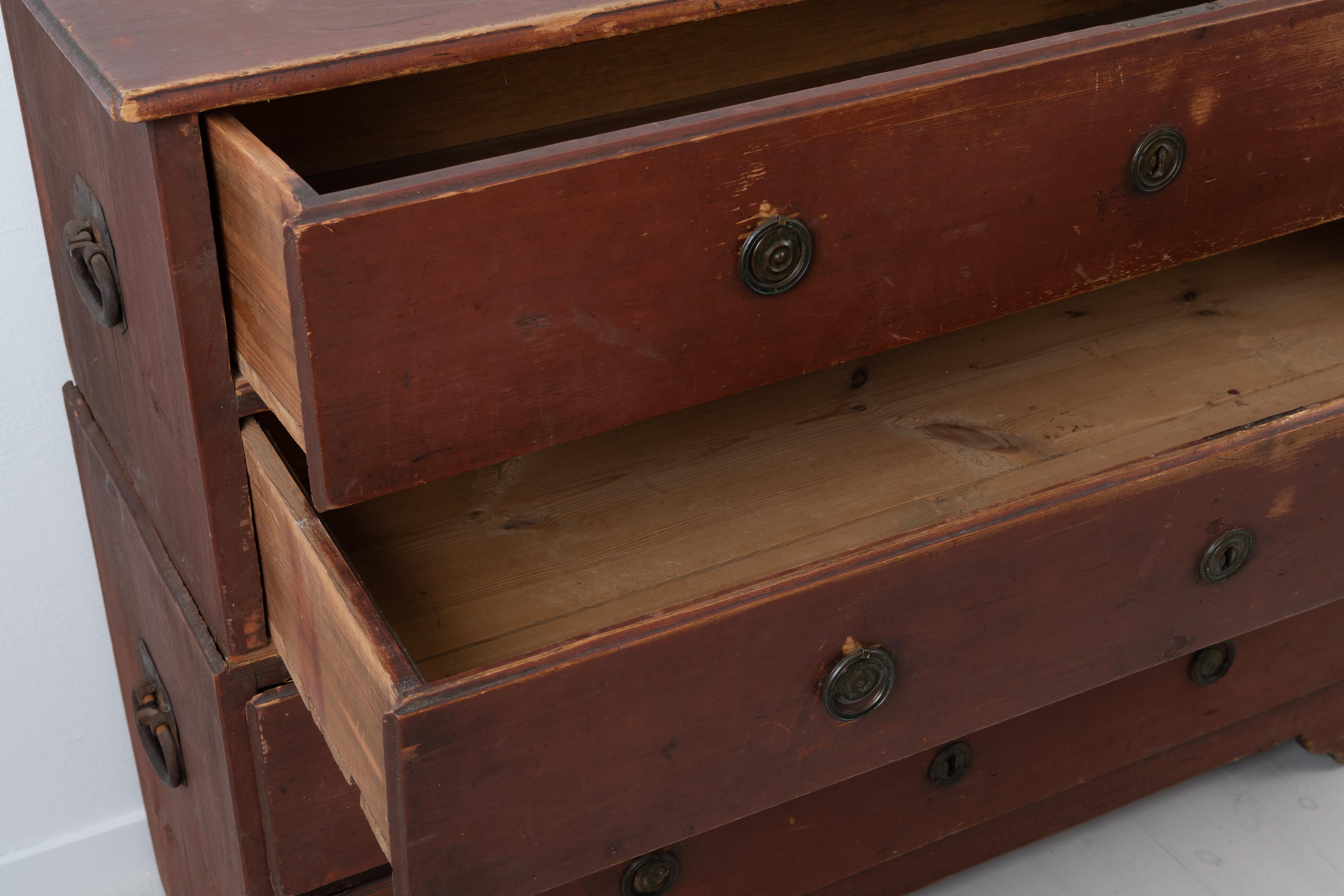 Pin Coffre à tiroirs néoclassique suédois de la fin des années 1700 en vente