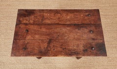 A.I.C., fin du XVIIe siècle. Table d'appoint en noyer italien avec façade festonnée