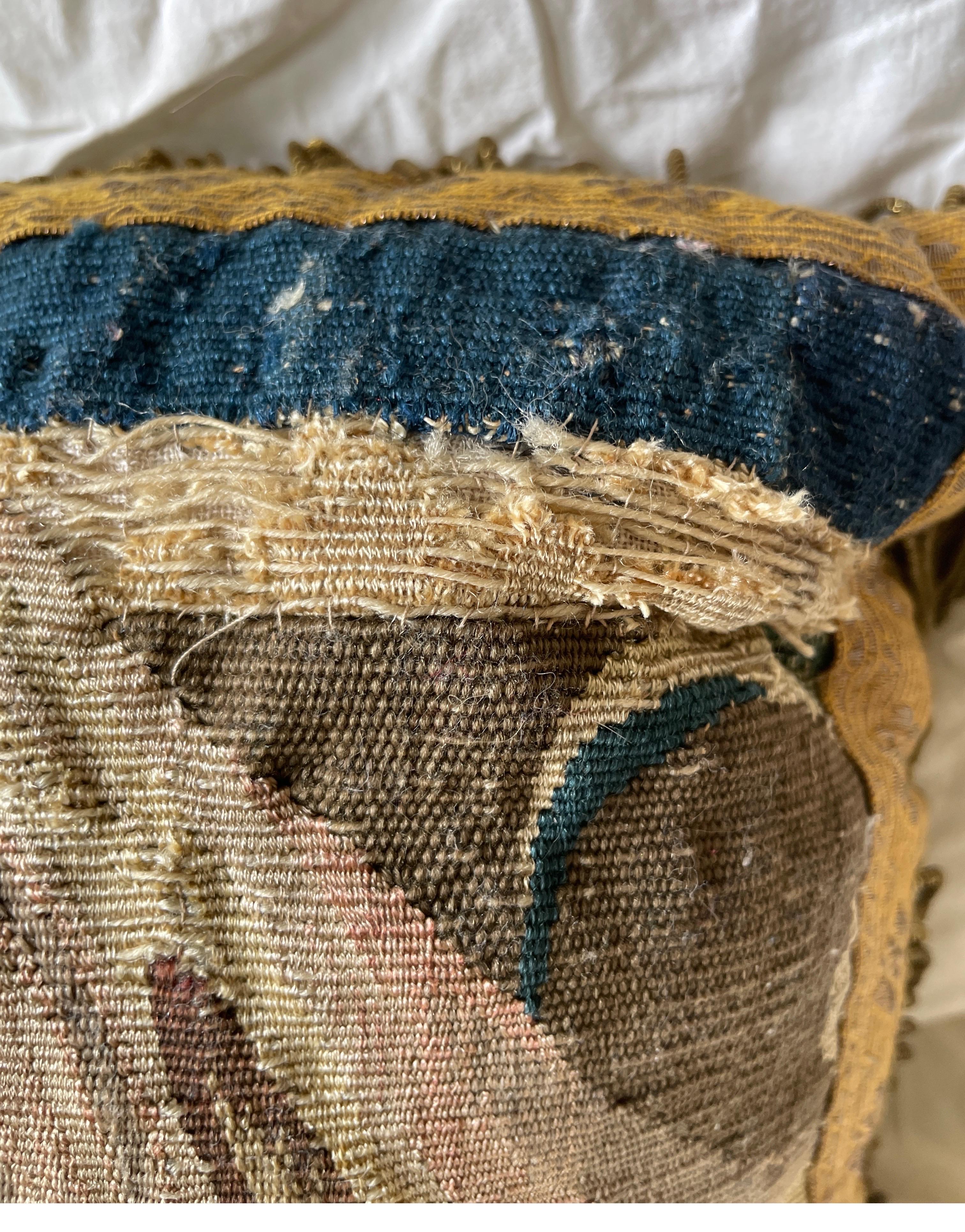 A.C.I.C., tapisserie de la fin du XVIIe siècle, transformée en oreiller.  en vente 7