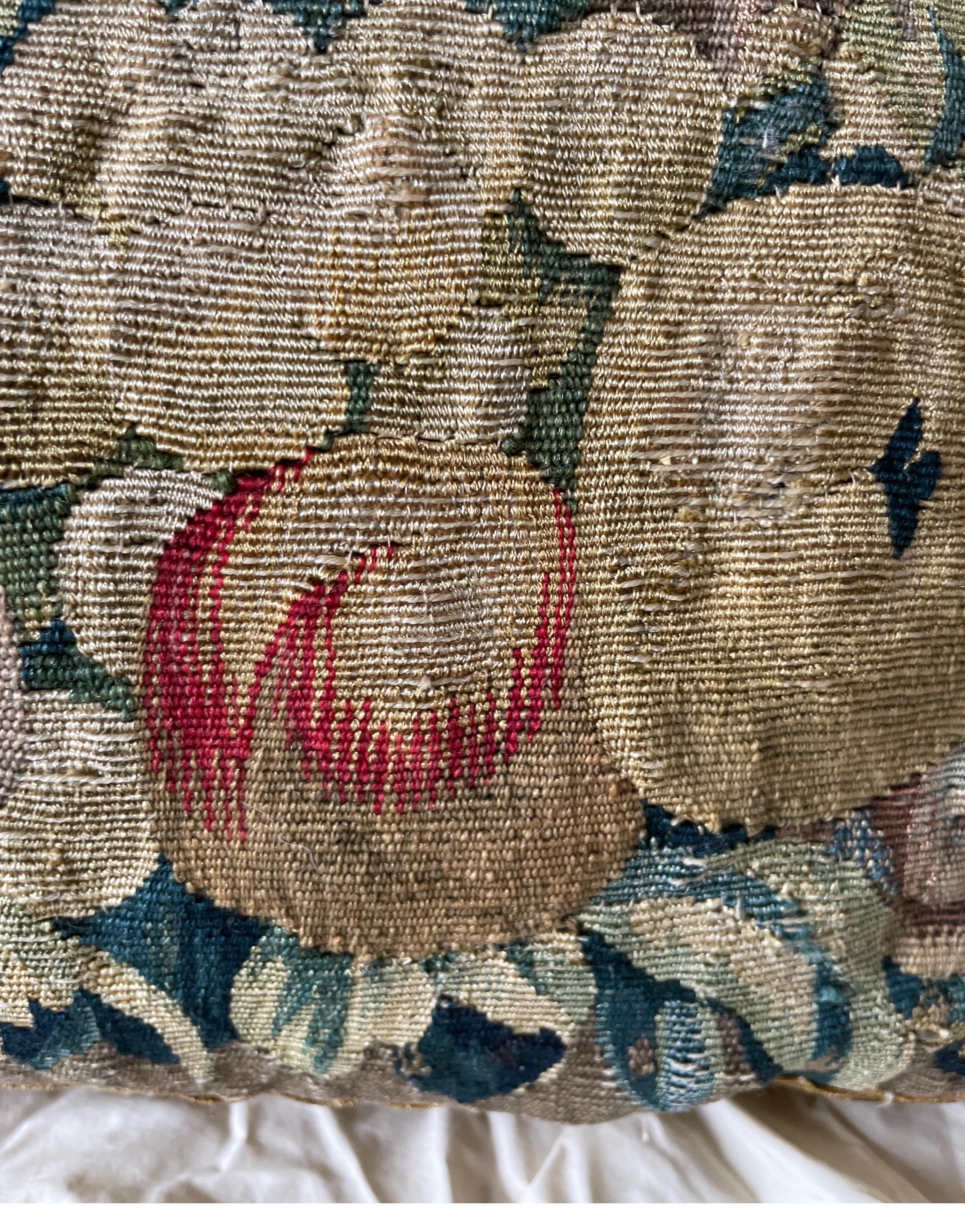 Laine A.C.I.C., tapisserie de la fin du XVIIe siècle, transformée en oreiller.  en vente