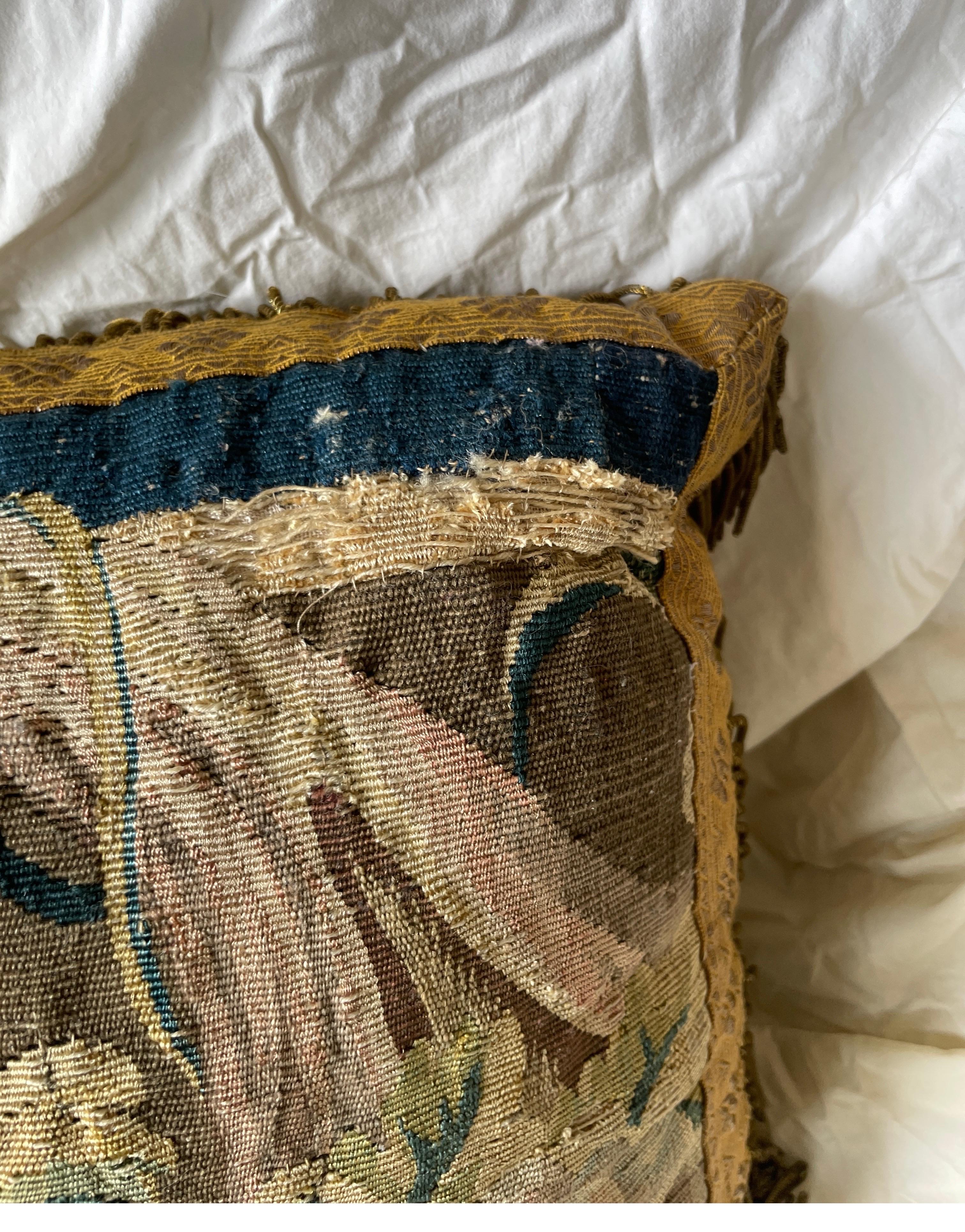 A.C.I.C., tapisserie de la fin du XVIIe siècle, transformée en oreiller.  en vente 2