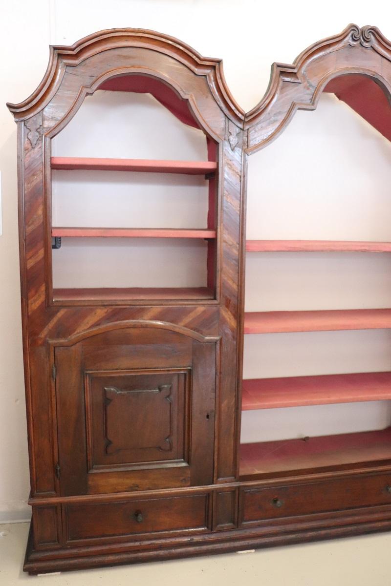 Nous vous présentons cette majestueuse bibliothèque ancienne datant de la période baroque de la fin du XVIIe siècle. La bibliothèque est fabriquée en bois de noyer et se compose de trois modules. Il s'agit d'une bibliothèque ouverte, c'est-à-dire