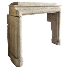 Kaminaufsatz aus Stein aus dem späten 17. Jahrhundert Kaminaufsatz aus Stein aus dem späten 17. Jahrhundert