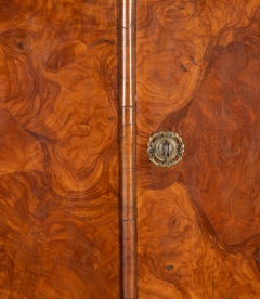 Britischer Schrank aus Olivenholz auf einem Sockel aus dem späten 17. Jahrhundert