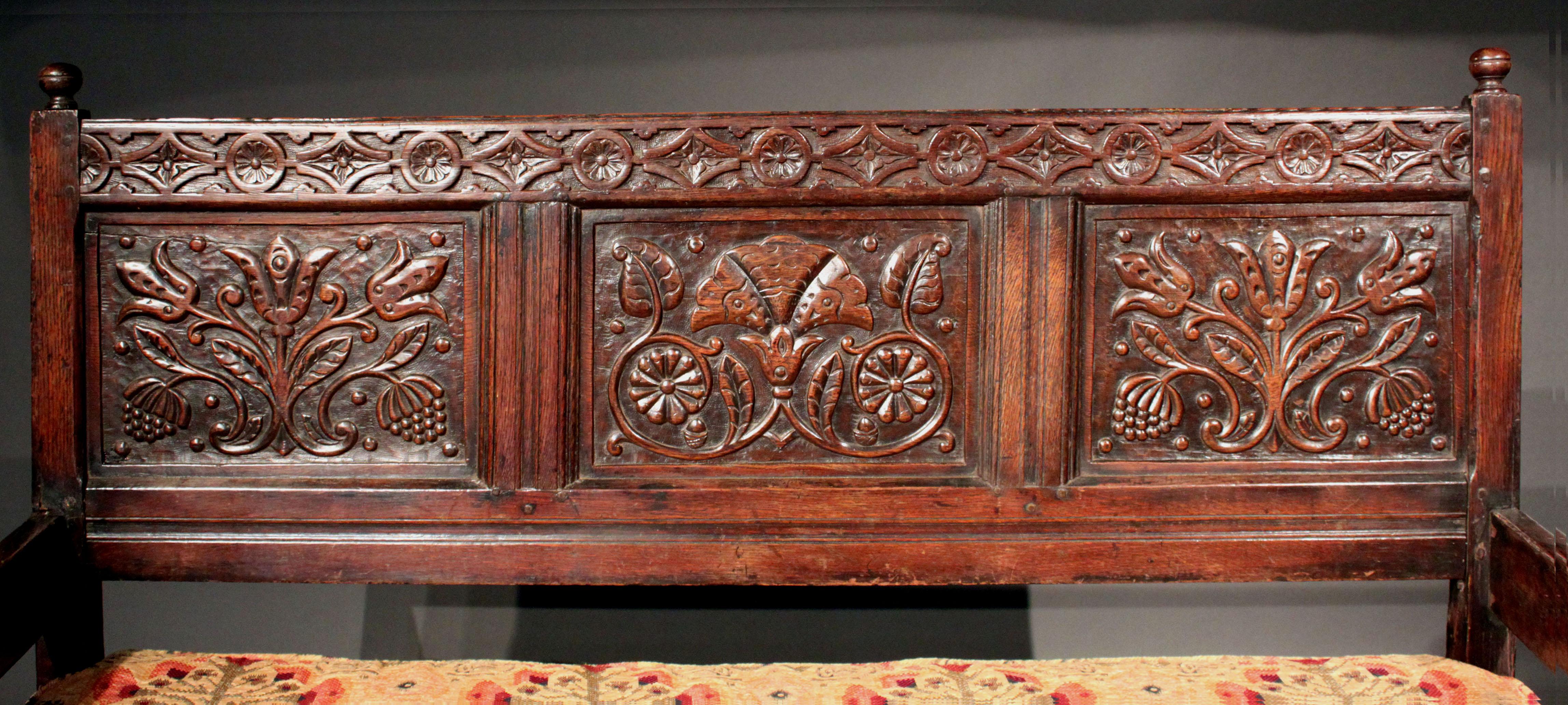 Late 17th Century Carved Oak Settle In Good Condition For Sale In Bradford-on-Avon, Wiltshire