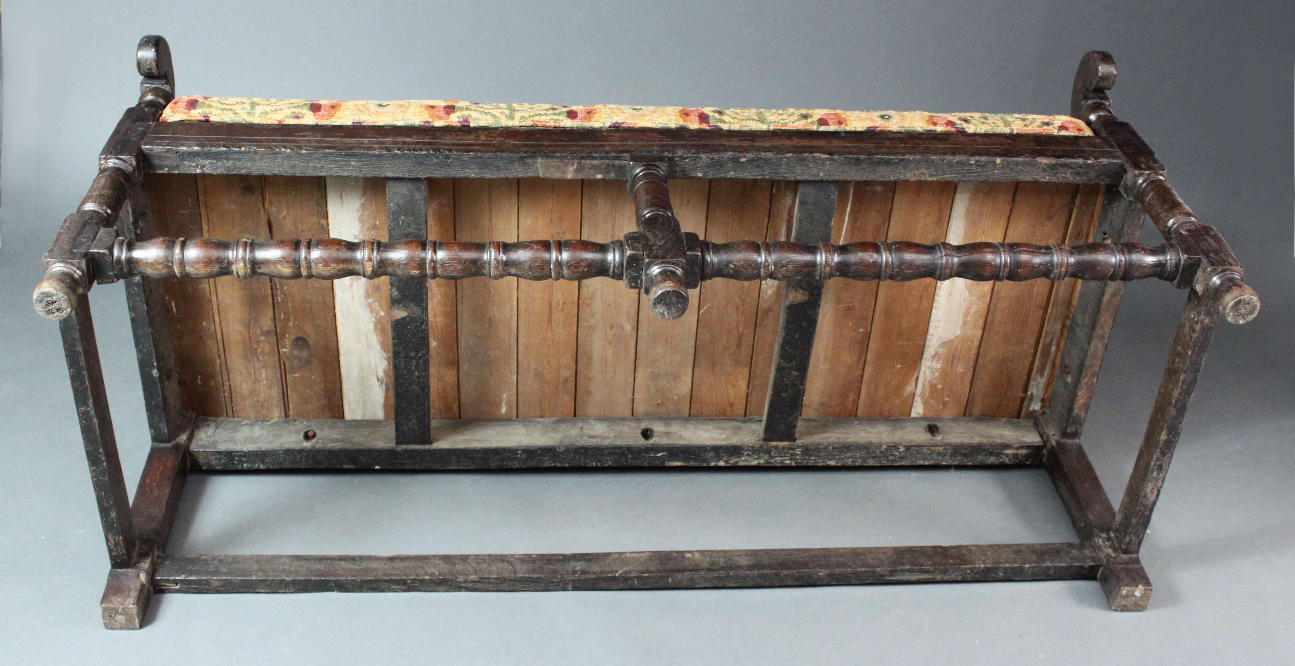 Geschnitztes Eichenholz-Set aus dem späten 17. Jahrhundert im Angebot 3