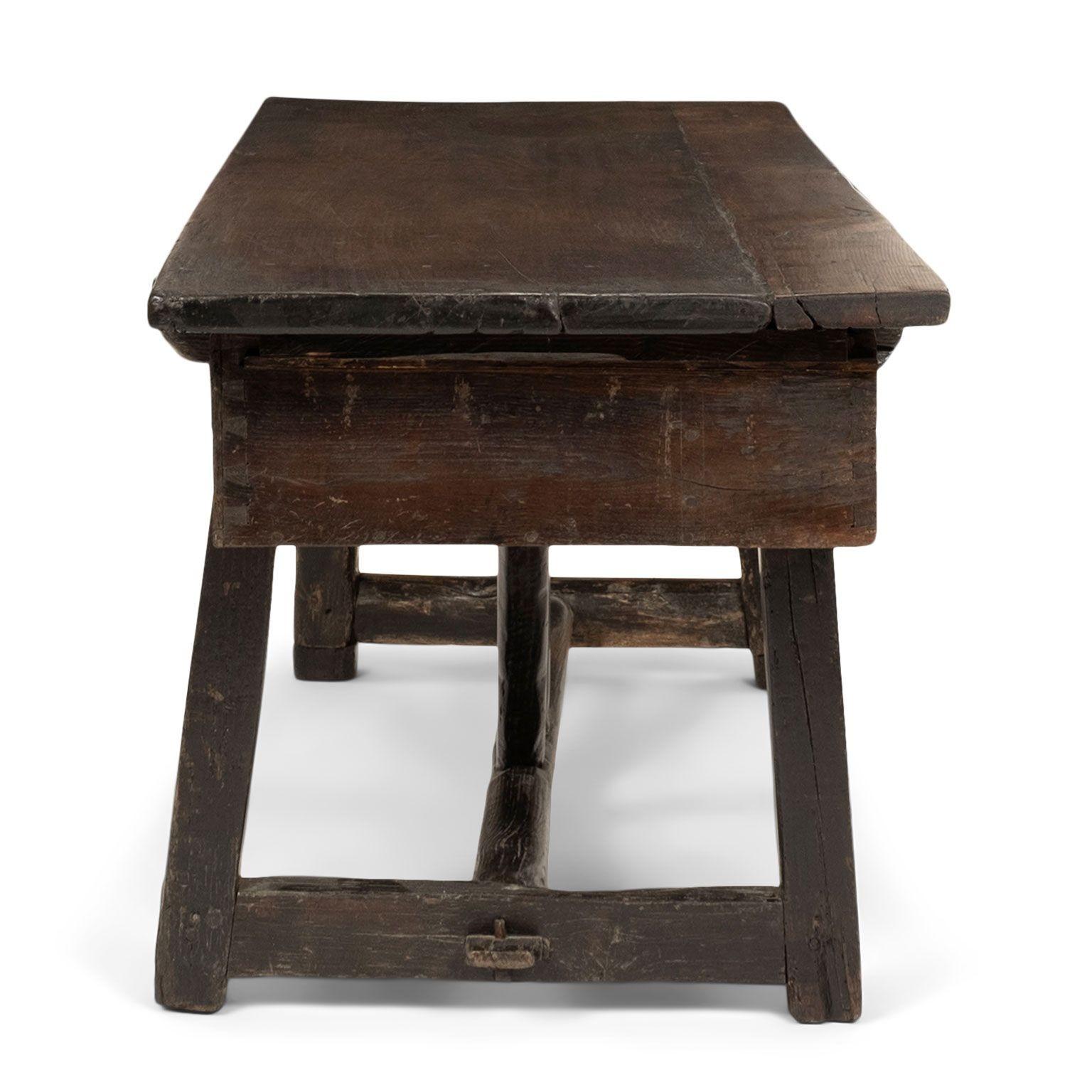 Late 17th Century Catalan Oak Console Table or Writing Desk For Sale 4