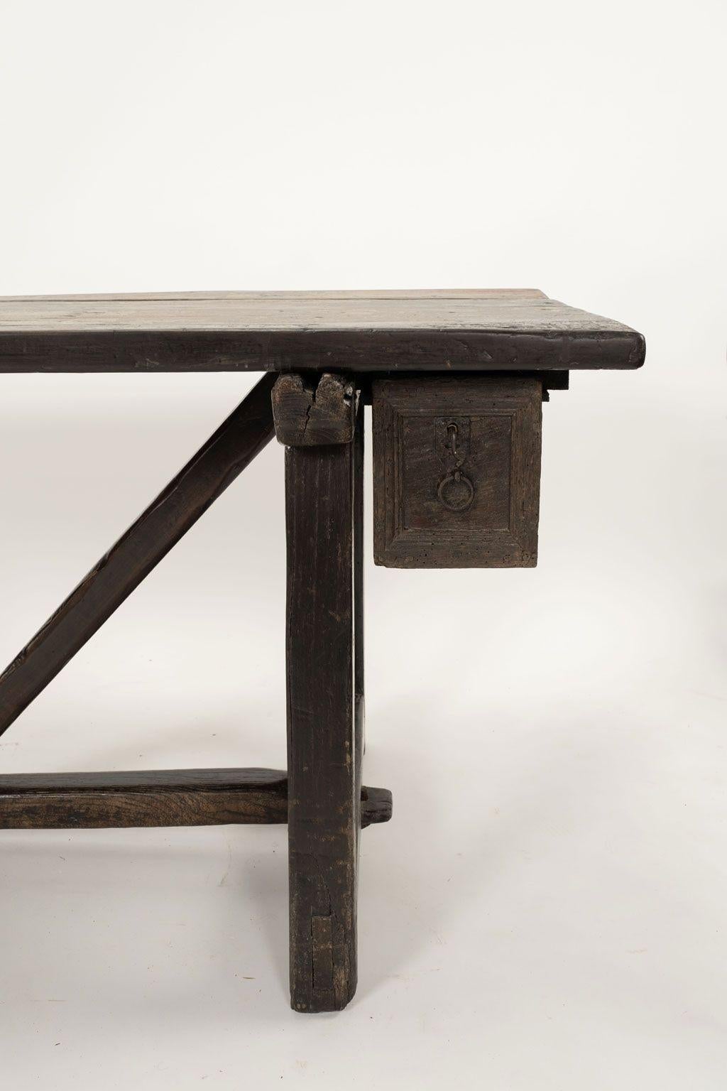 Baroque Table console ou bureau en chêne catalan de la fin du XVIIe siècle en vente