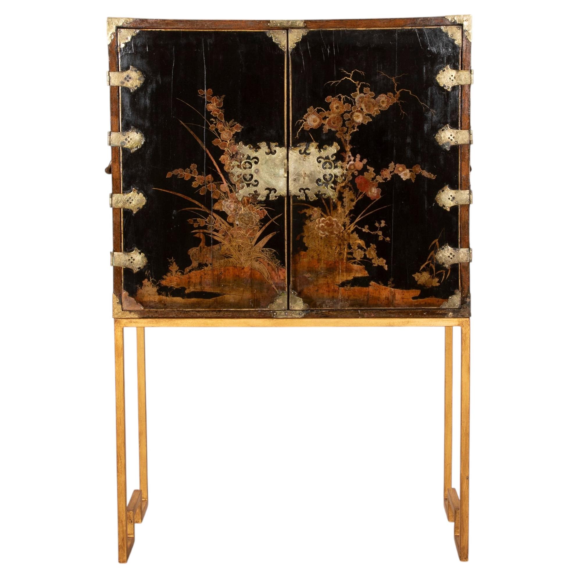 Armoire laquée de style chinoiserie datant de la fin du XVIIe siècle, sous Charles II