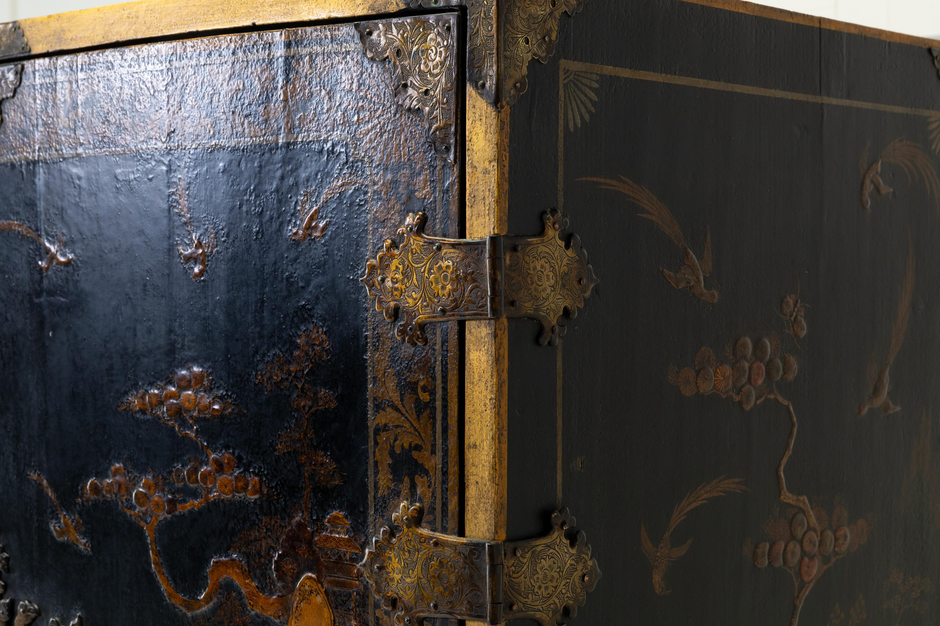 Late 17th Century Chinoiserie Cabinet on Stand 6