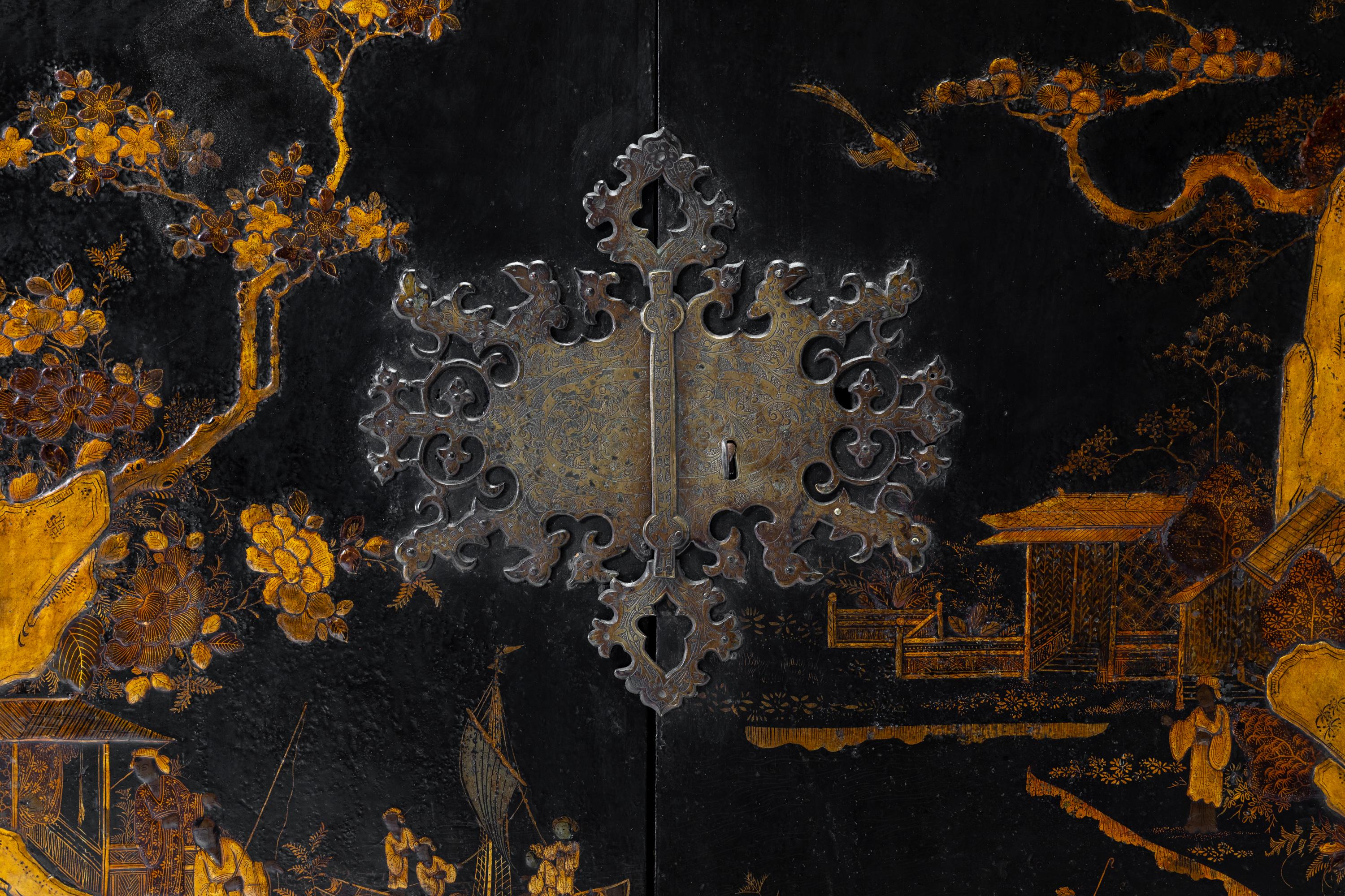 Late 17th Century Chinoiserie Cabinet on Stand 7