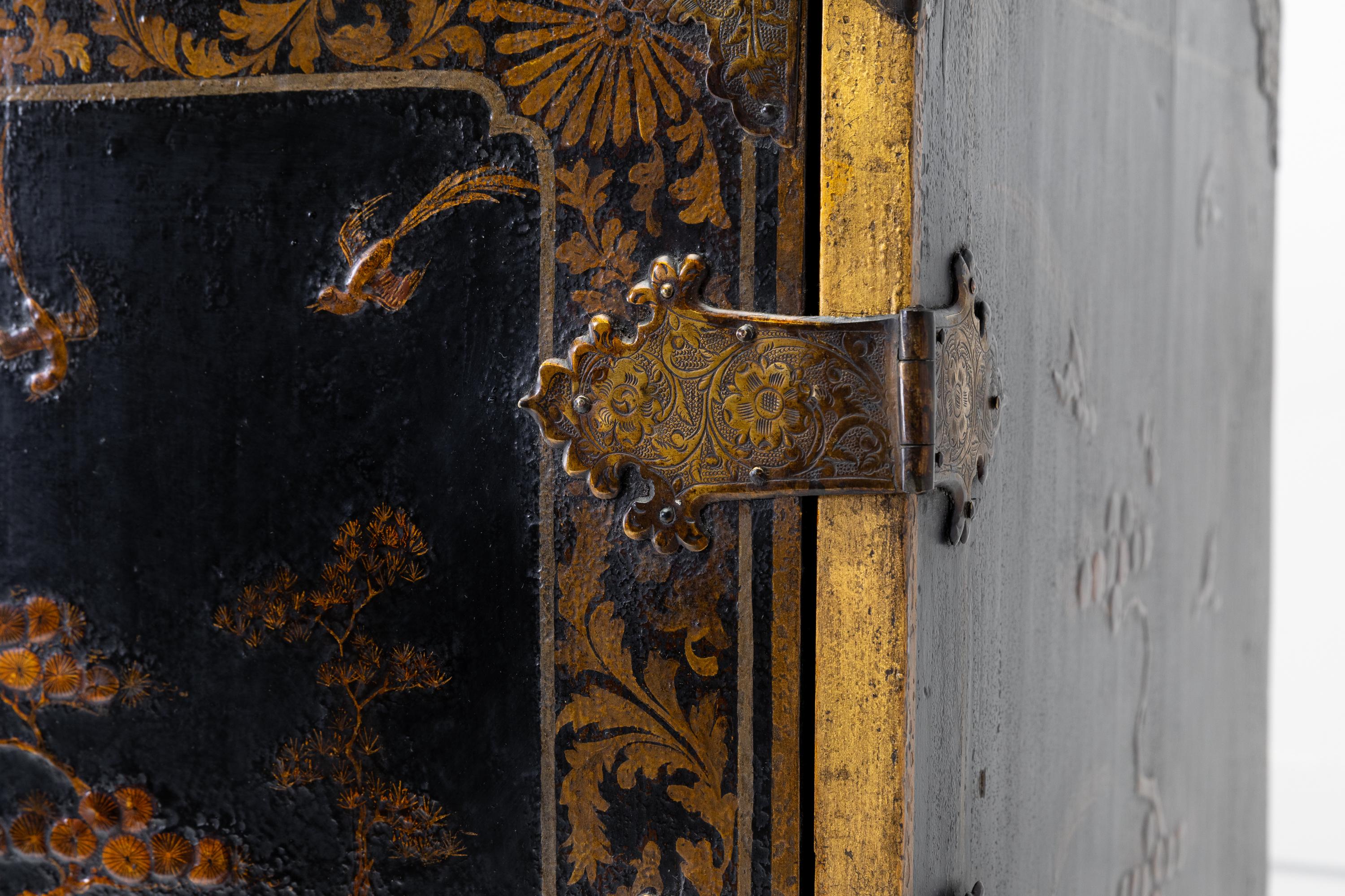 Late 17th Century Chinoiserie Cabinet on Stand 8