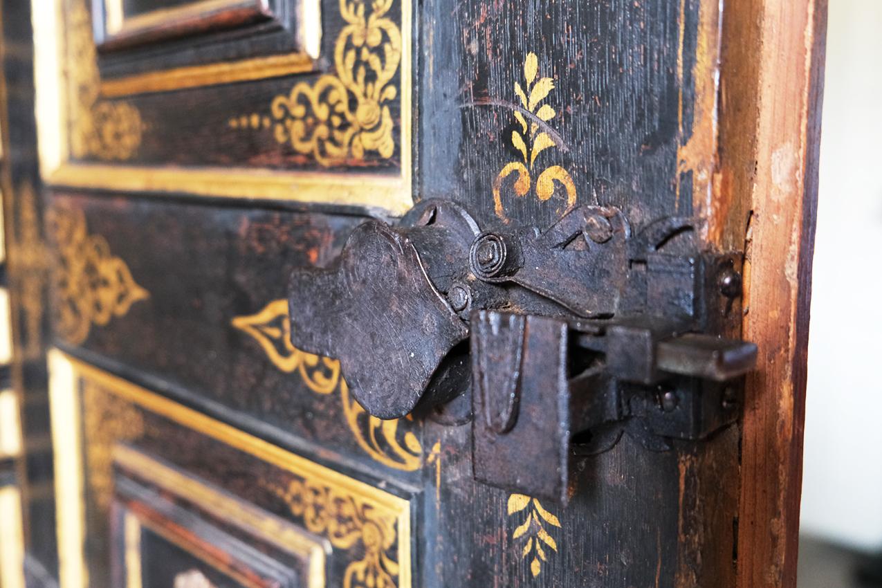 Late-17th Century, Dutch Oak Cabinet on Stand In Good Condition For Sale In London, GB