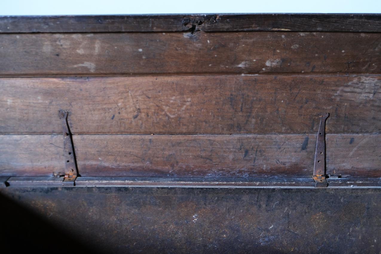 Late 17th Century Dutch Oak Coffer For Sale 1