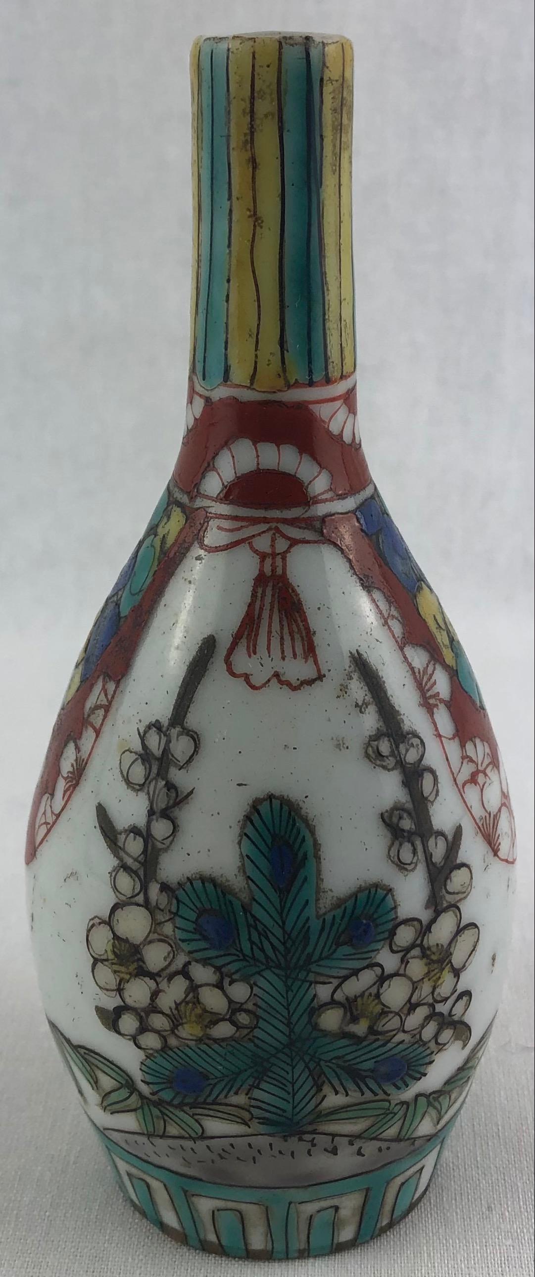 Late 17th Century Edo Period Japanese Ko-Kutani Porcelain Tokkuri, Sake Bottle For Sale 3
