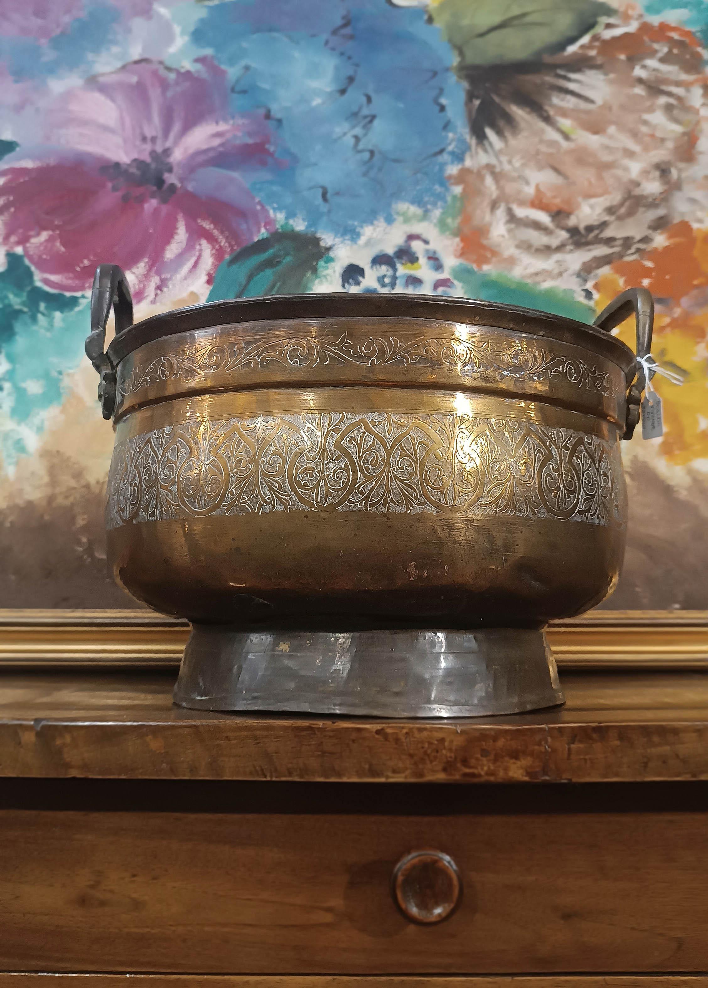 LATE 17th CENTURY EMBOSSED BRASS FOOD WARMER in vendita 3