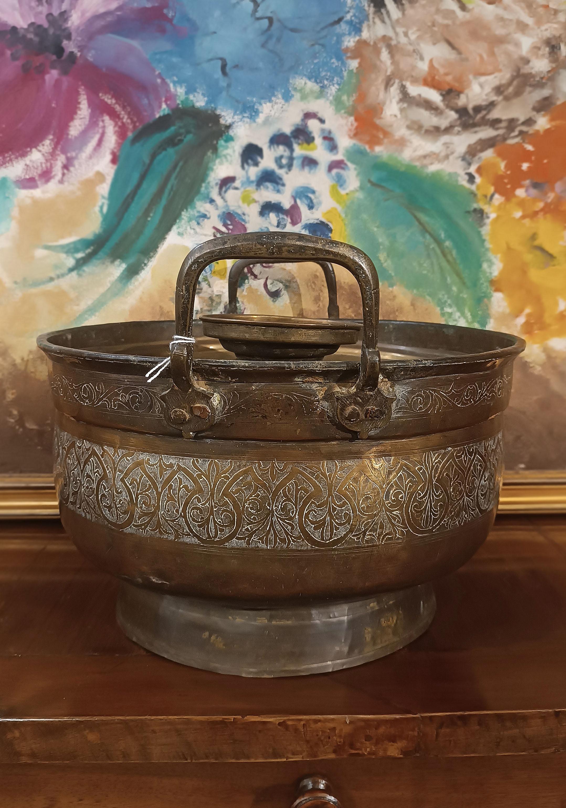 LATE 17th CENTURY EMBOSSED BRASS FOOD WARMER in vendita 4