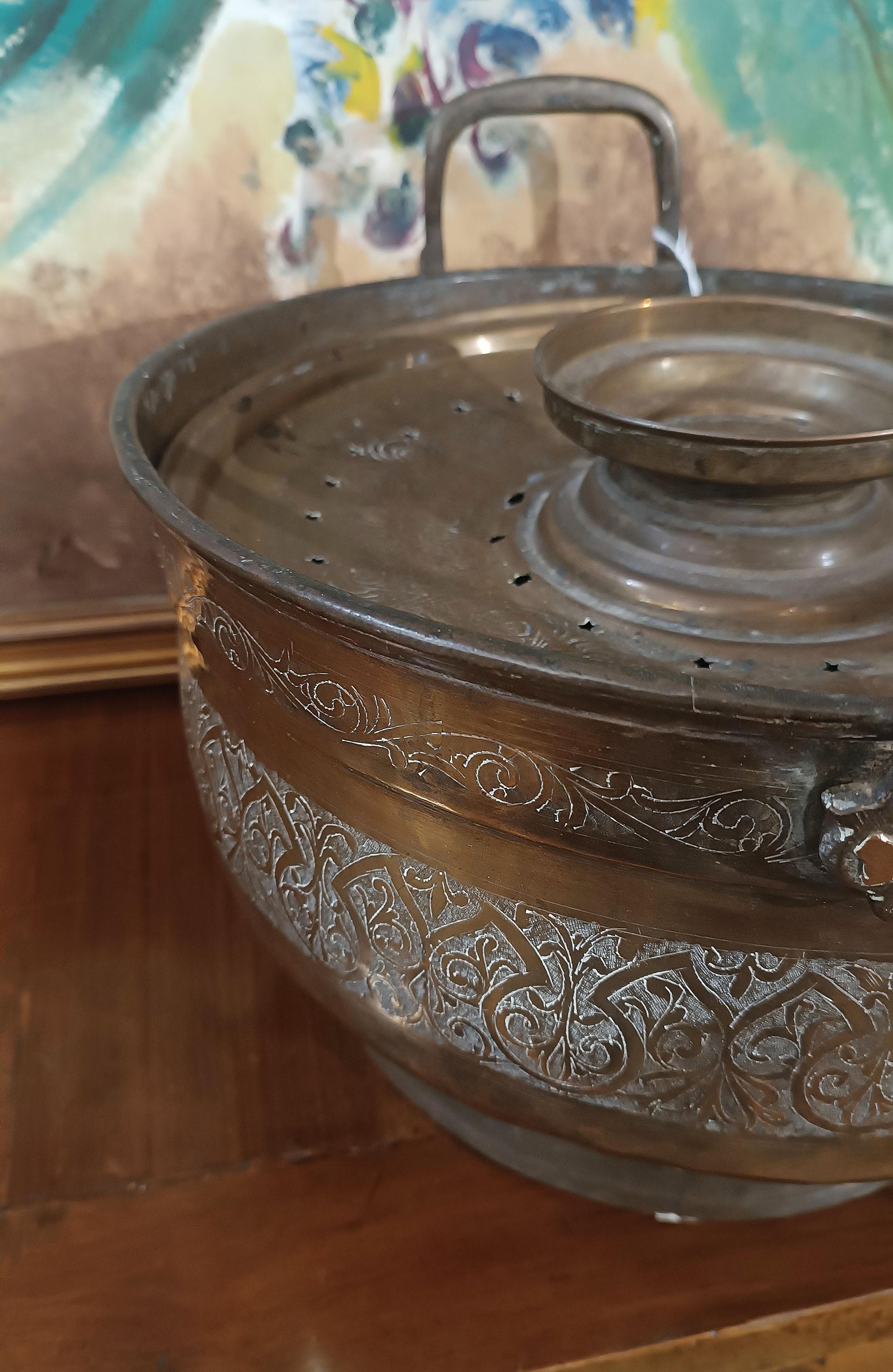 LATE 17th CENTURY EMBOSSED BRASS FOOD WARMER in vendita 5