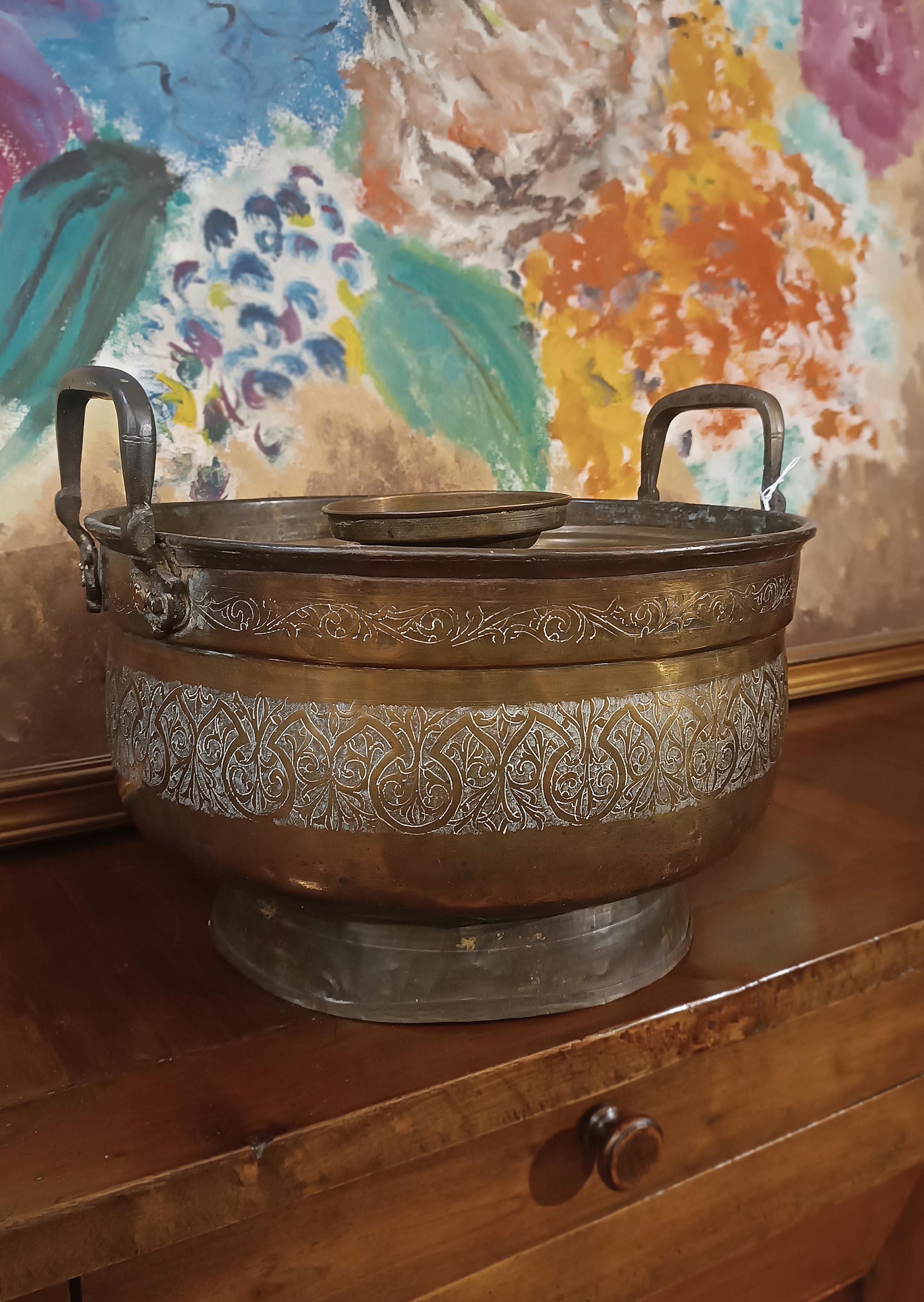 Italian LATE 17th CENTURY EMBOSSED BRASS FOOD WARMER in vendita