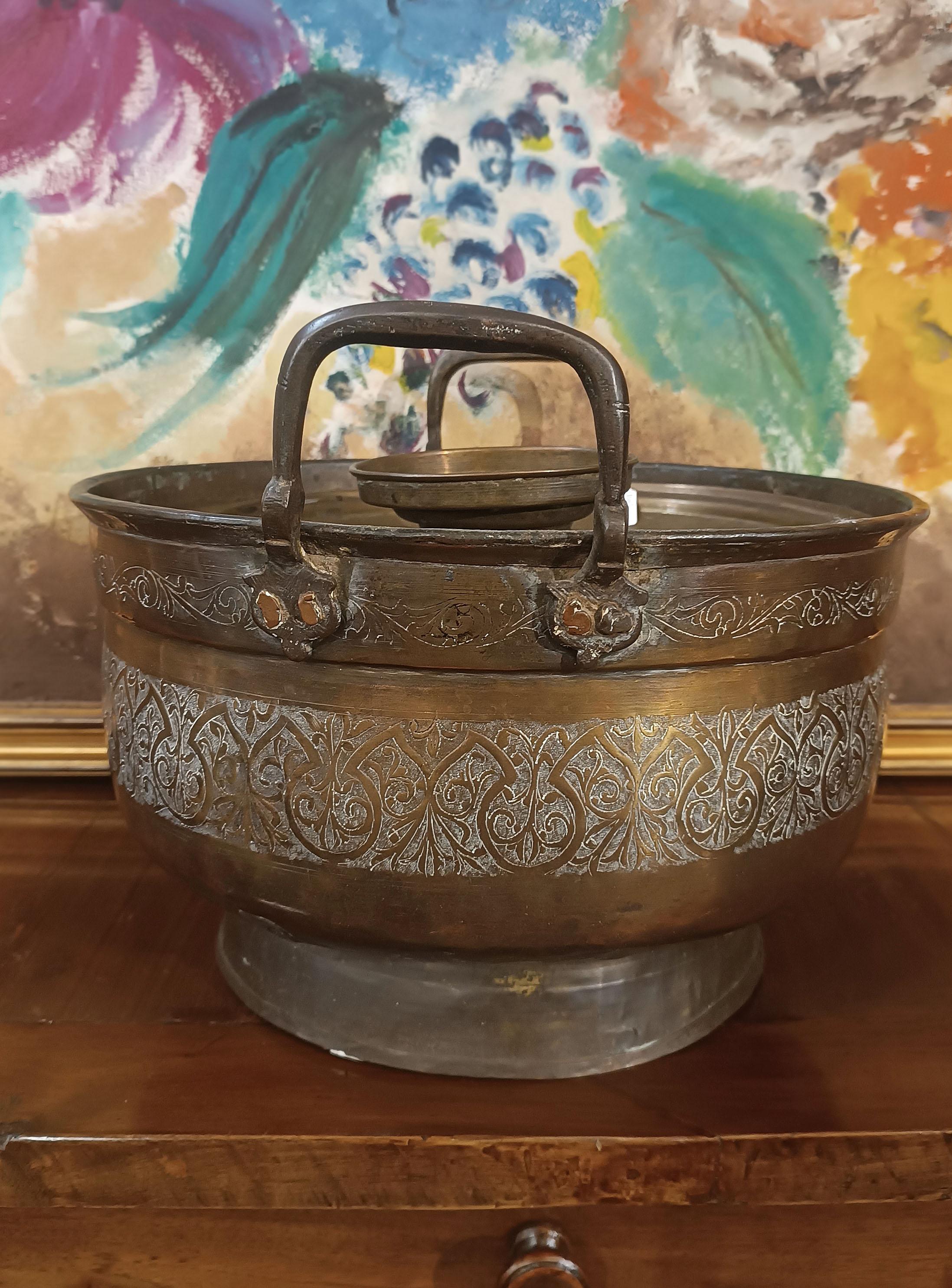 Fatto a mano LATE 17th CENTURY EMBOSSED BRASS FOOD WARMER in vendita