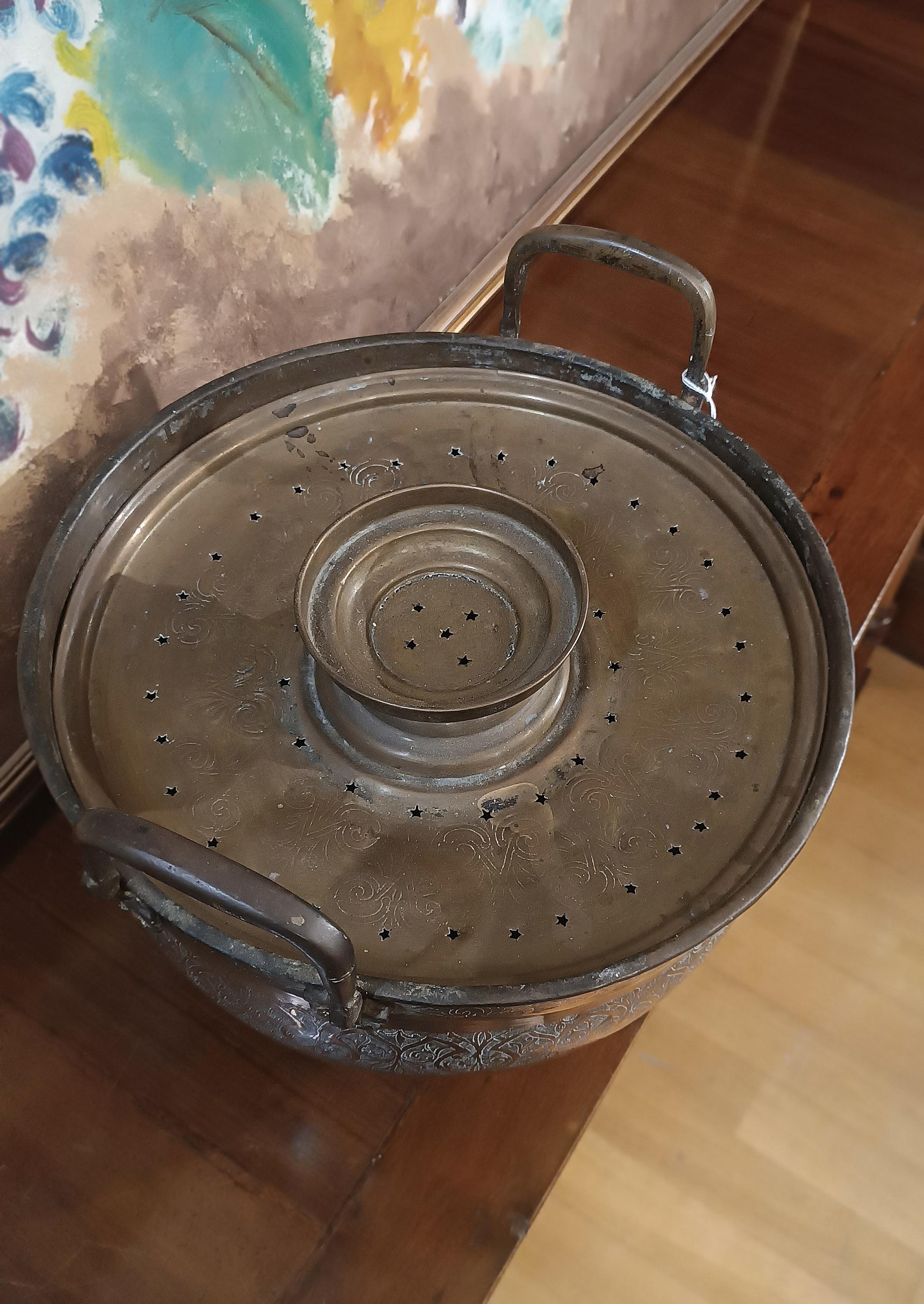 LATE 17th CENTURY EMBOSSED BRASS FOOD WARMER In condizioni buone in vendita a Firenze, FI