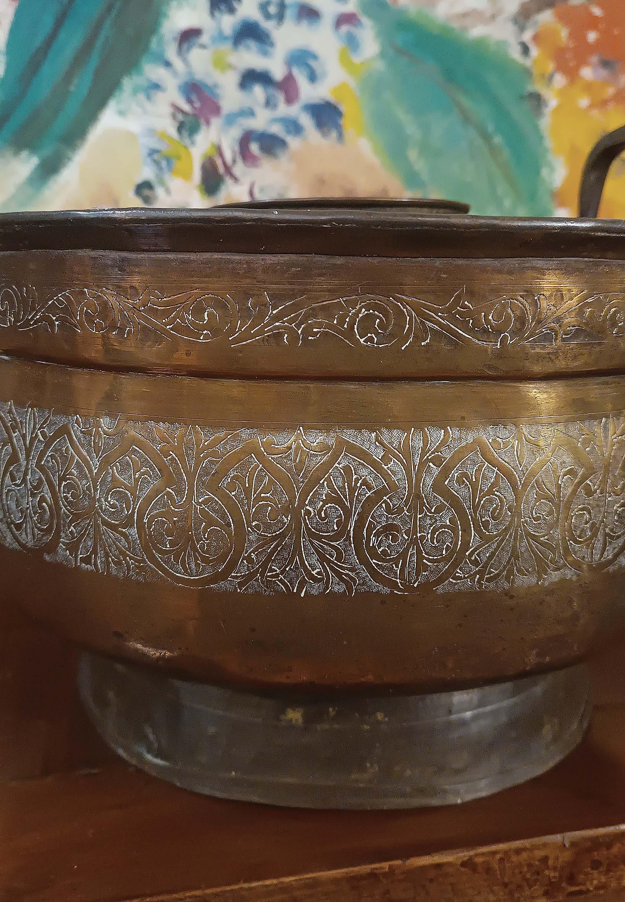 17th Century LATE 17th CENTURY EMBOSSED BRASS FOOD WARMER in vendita