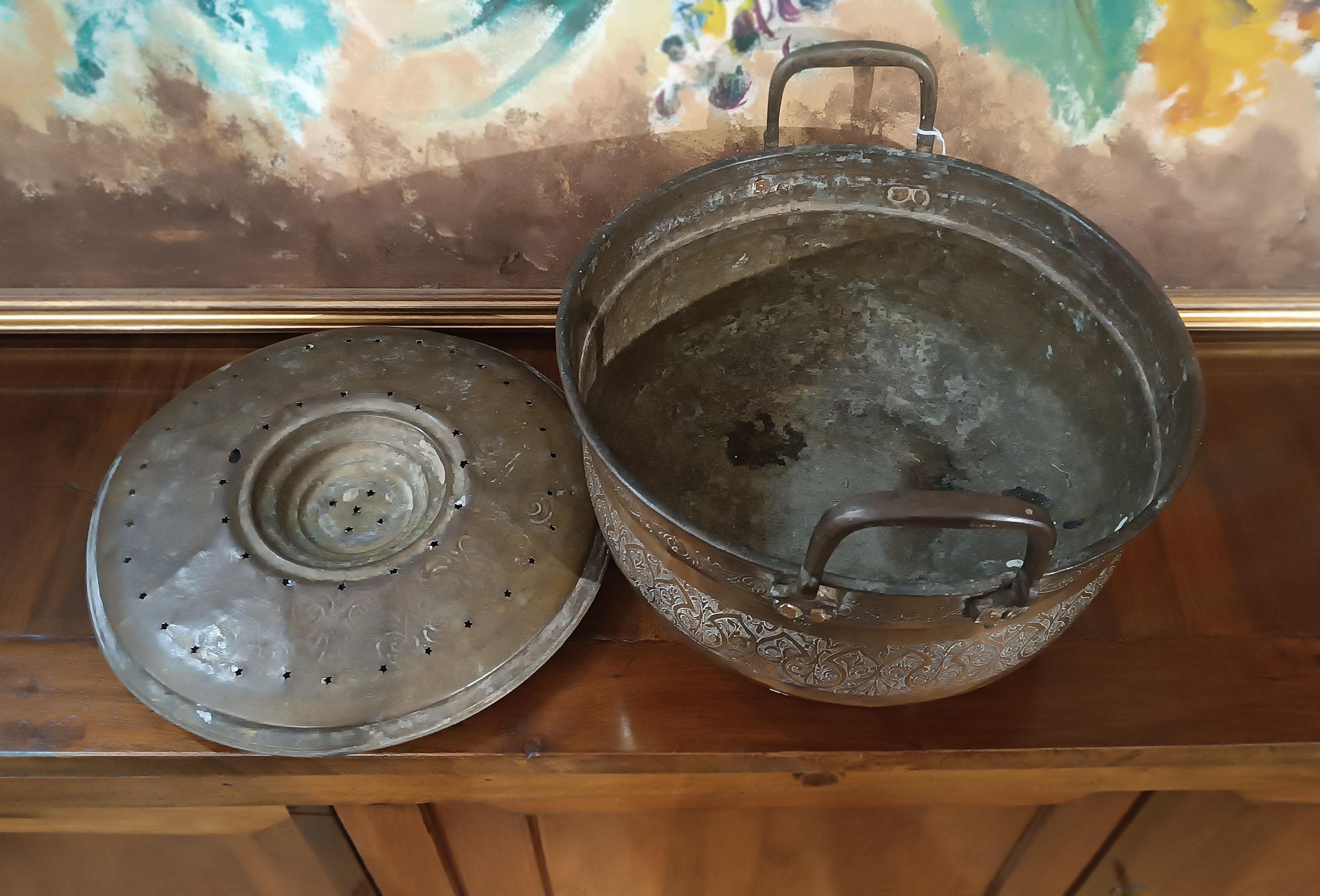 LATE 17th CENTURY EMBOSSED BRASS FOOD WARMER in vendita 1
