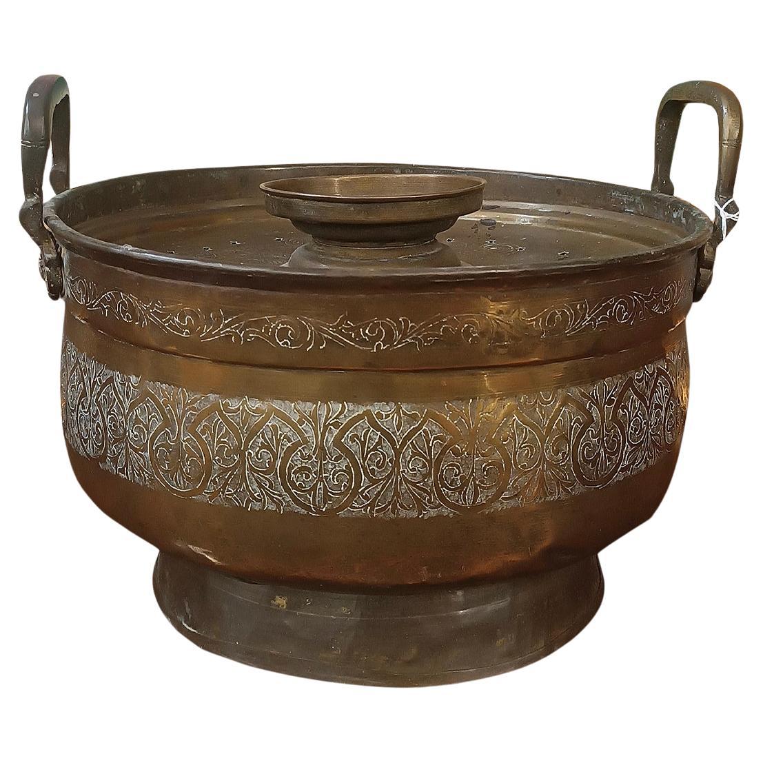 LATE 17th CENTURY EMBOSSED BRASS FOOD WARMER in vendita