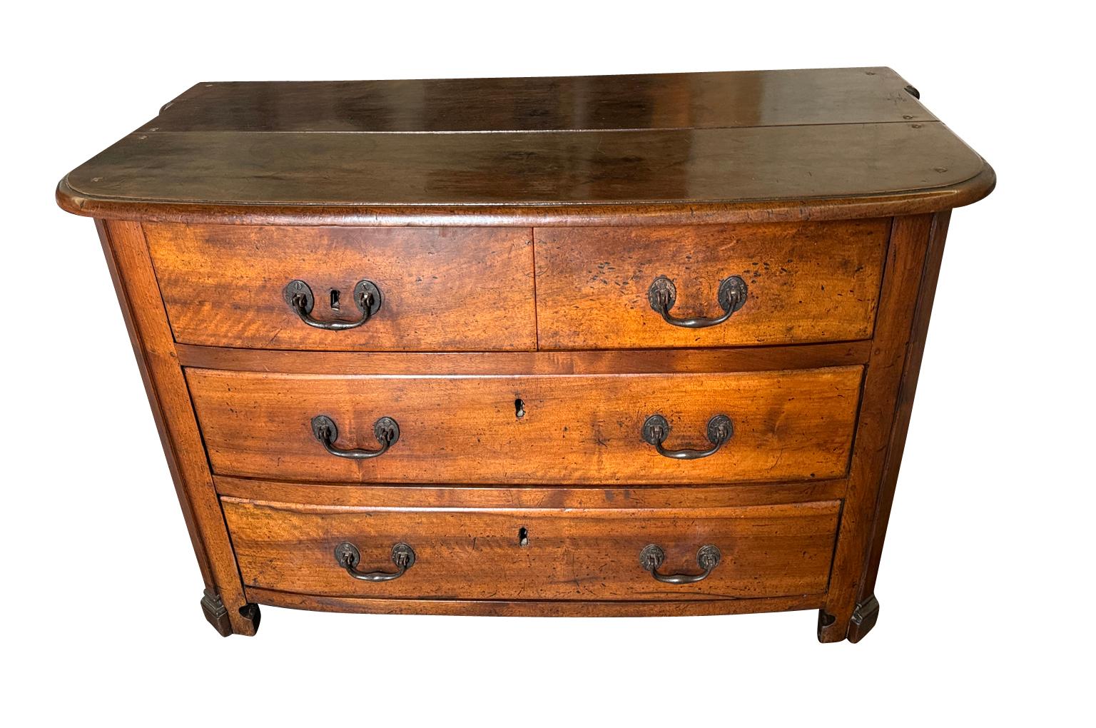 Un'imponente commode inglese della fine del XVII secolo. Splendidamente costruito in noce, con un piano sagomato su una cassa conforme con 3 cassetti fiancheggiati da pilastri con pannelli. Linee molto pulite con una patina eccezionale. 
