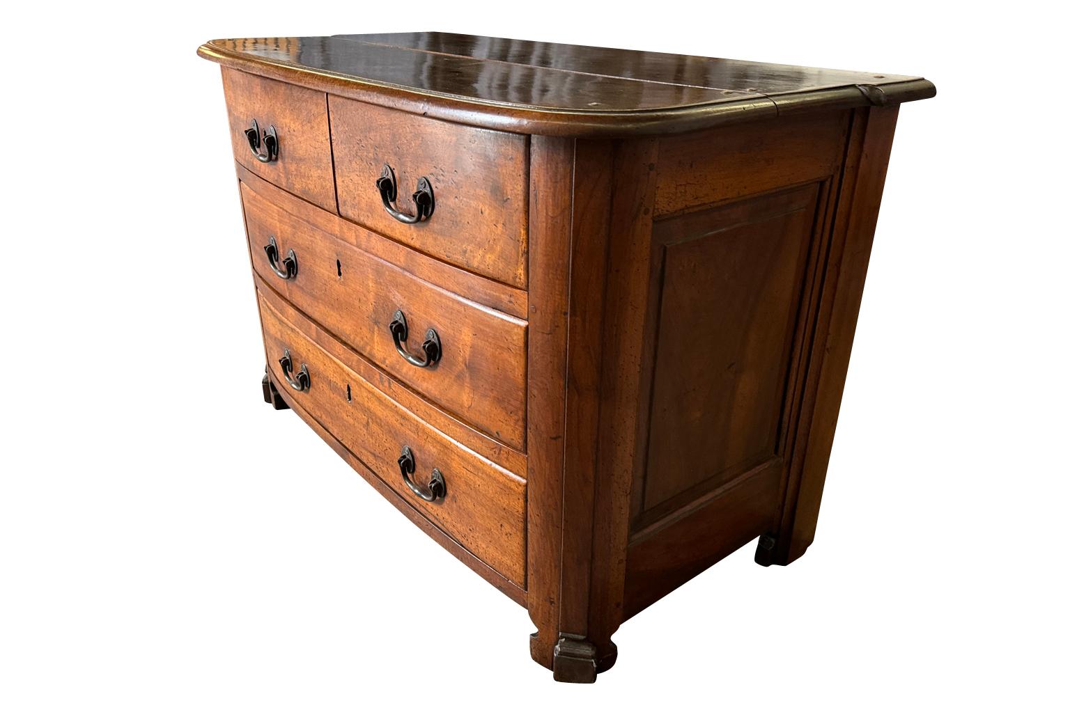 Commode inglese della fine del XVII secolo In condizioni buone in vendita a Round Top, TX