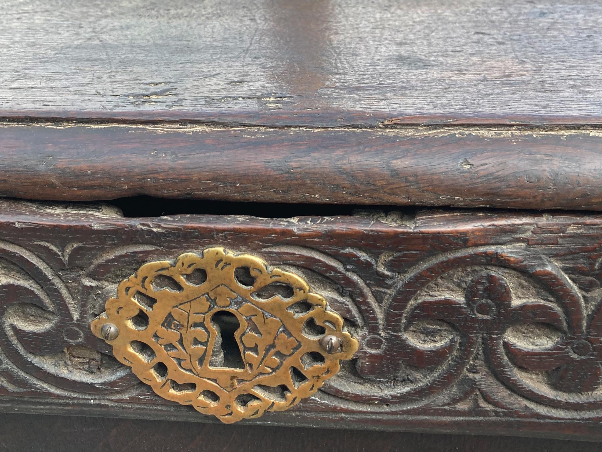 Late 17th Century English Oak Blanket Chest In Good Condition In New York, NY