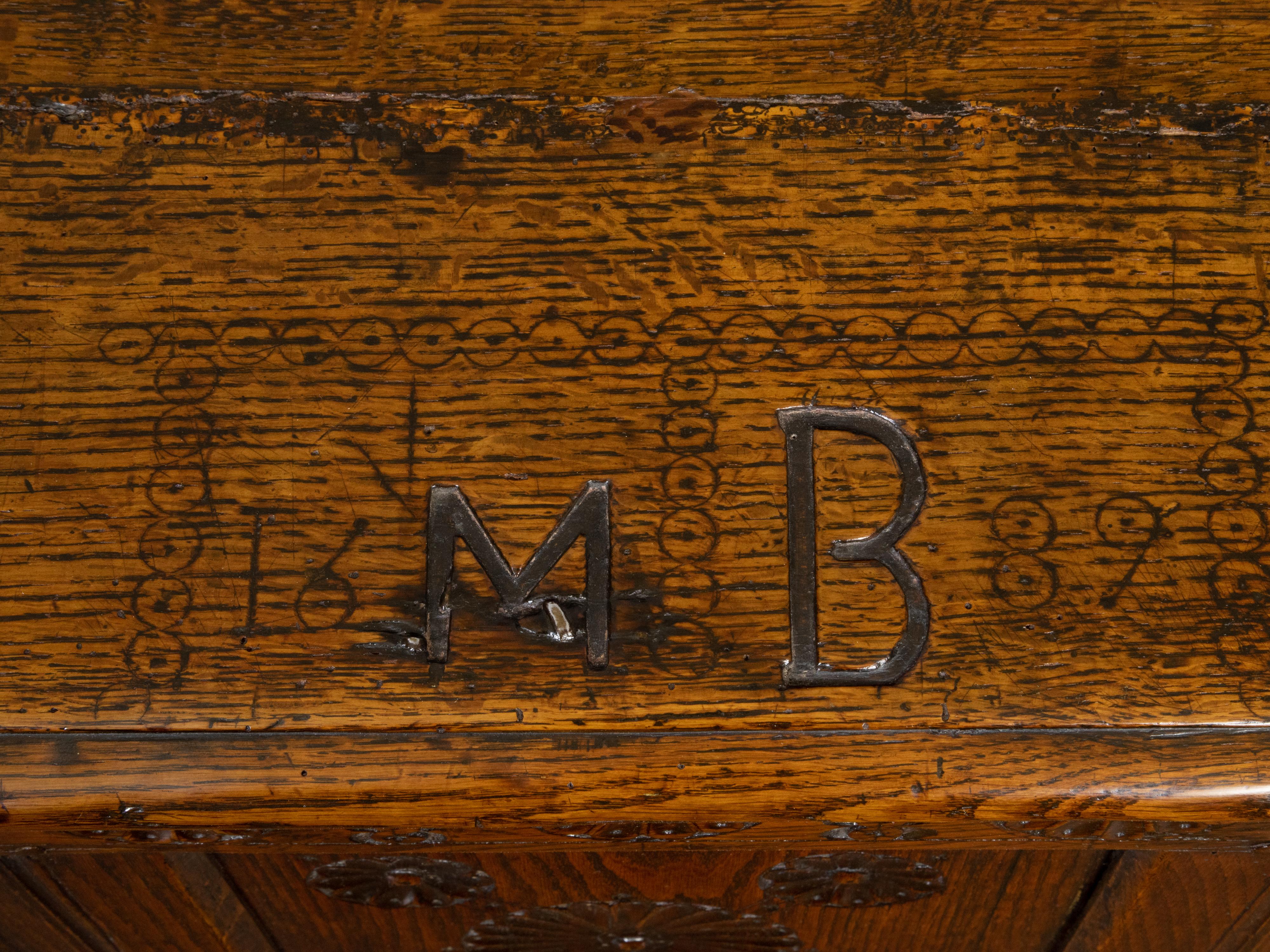Coffre de mariage en chêne anglais de la fin du XVIIe siècle avec monogramme et rosettes sculptées en vente 2