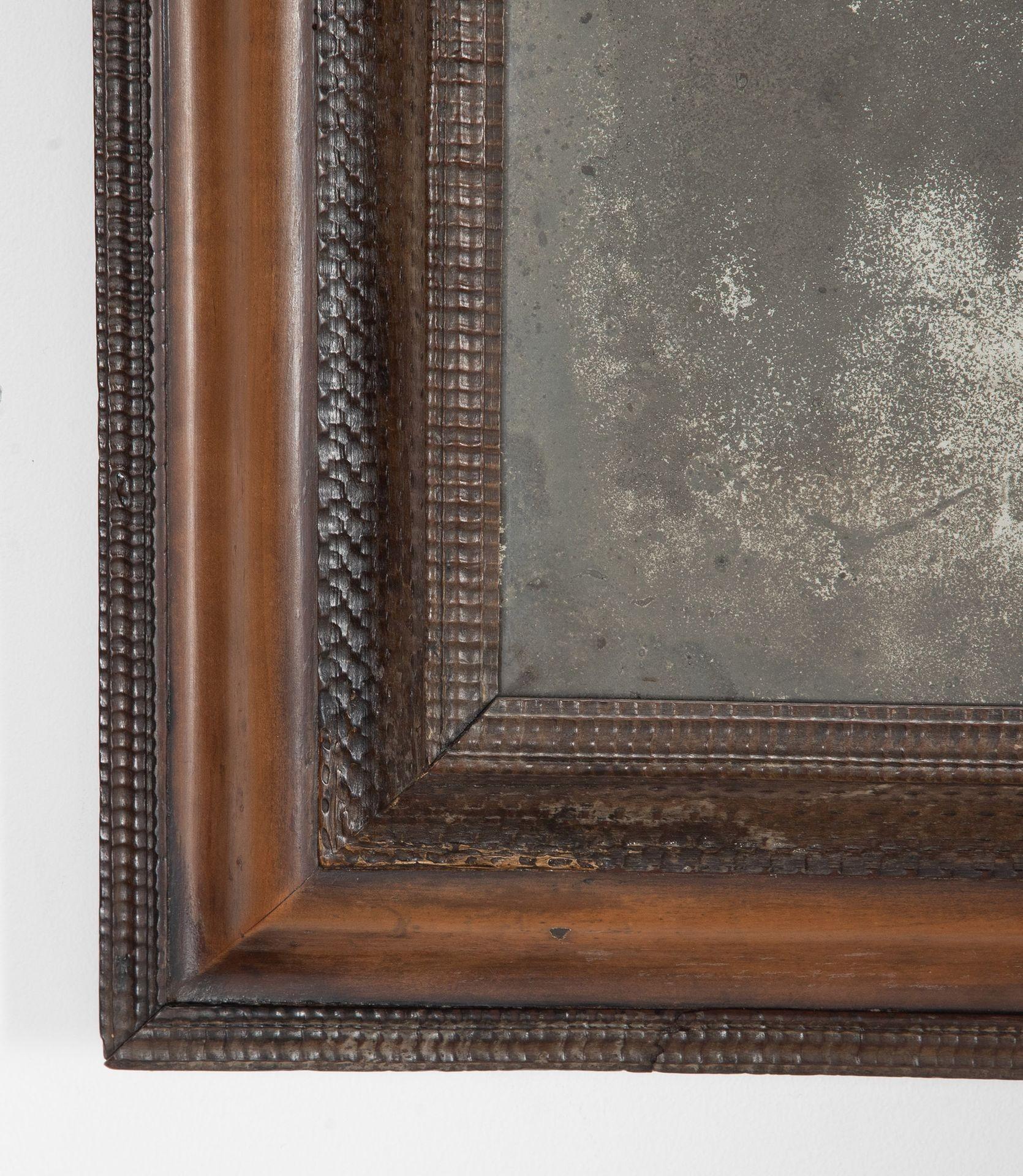 Un esempio incredibilmente raro di bicchiere inglese increspato del XVII secolo.
Cornice in legno esotico con lastra naturalmente affilata.
Diverse persone molto stimate nel mondo dell'antiquariato hanno esaminato la lastra di vetro di questo