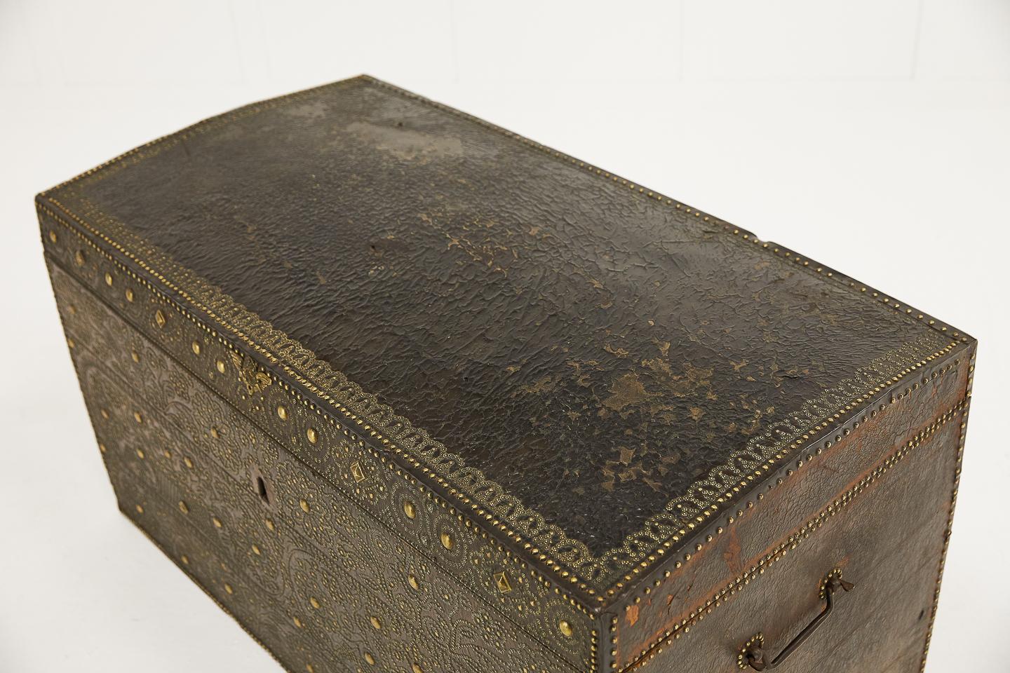 Late 17th Century French Brass and Leather Travelling Chest For Sale 4