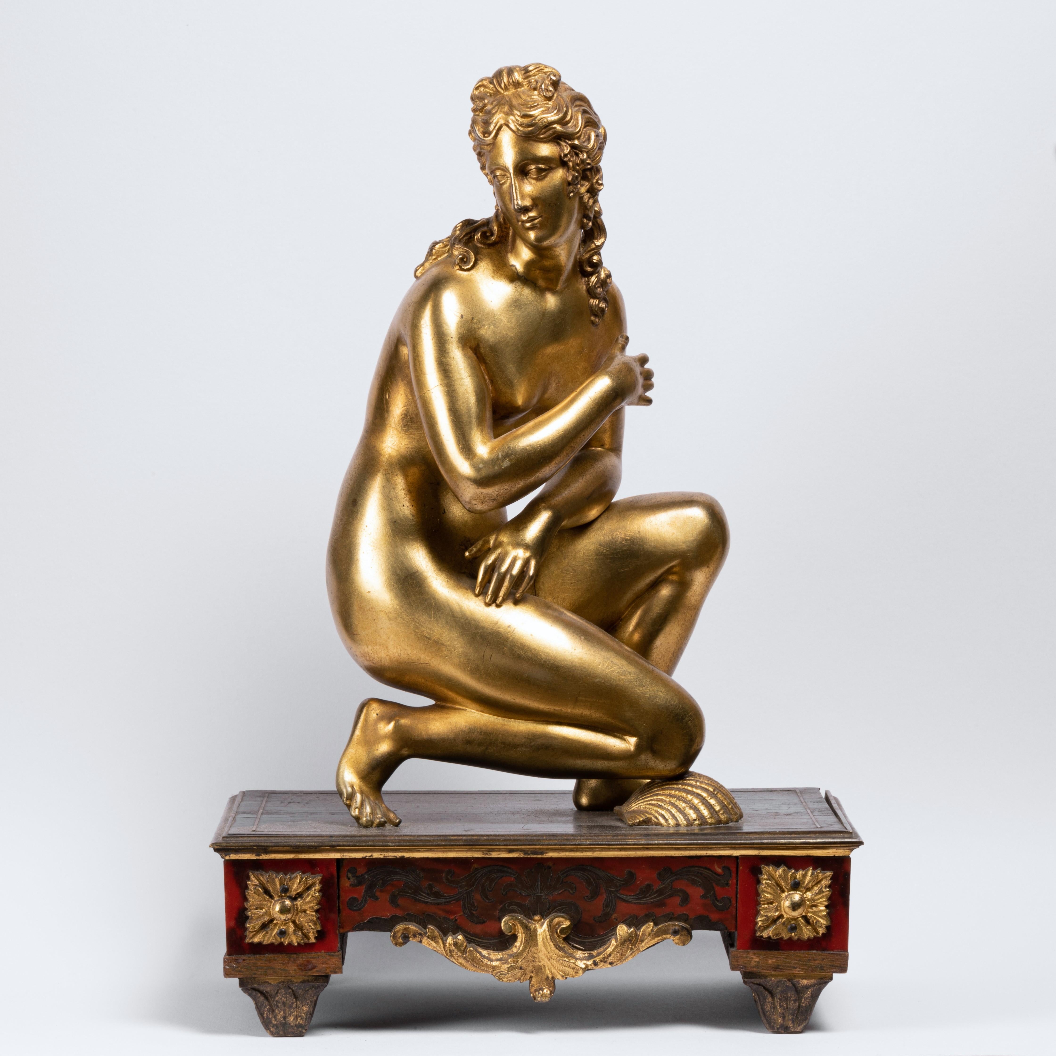 Figure de Vénus accroupie en bronze doré de la fin du XVIIe siècle (France) 
Vénus accroupie en bronze doré sur un piédestal décoré de marqueterie Boulle et d'ornements en bronze doré.
La déesse est représentée nue, accroupie et surprise au sortir