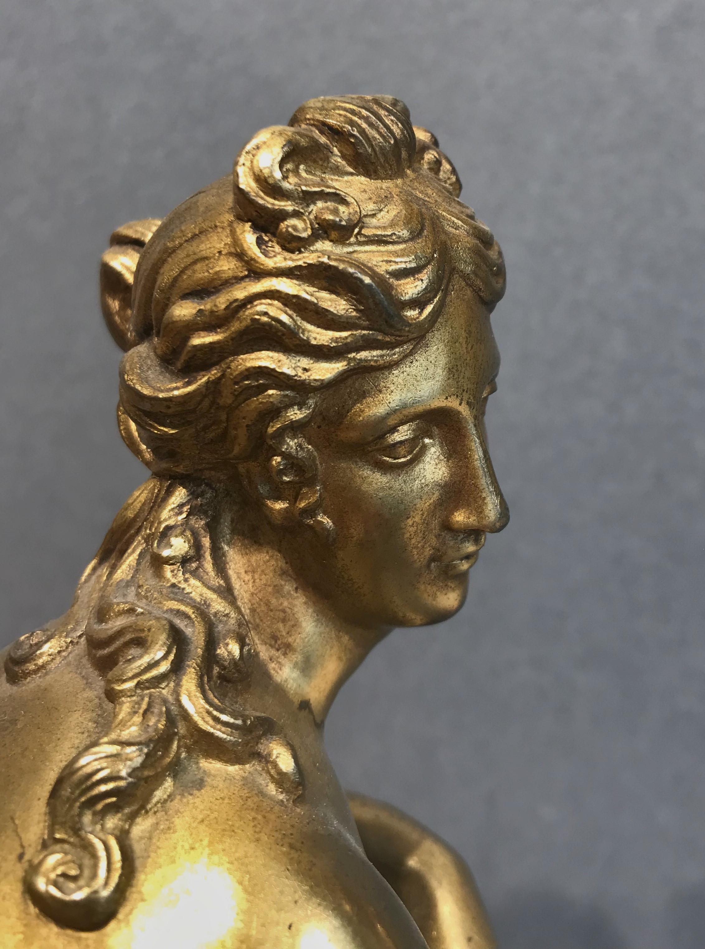 Figura de Venus en bronce dorado francés de finales del siglo XVII sobre pedestal Boulle Bronce en venta