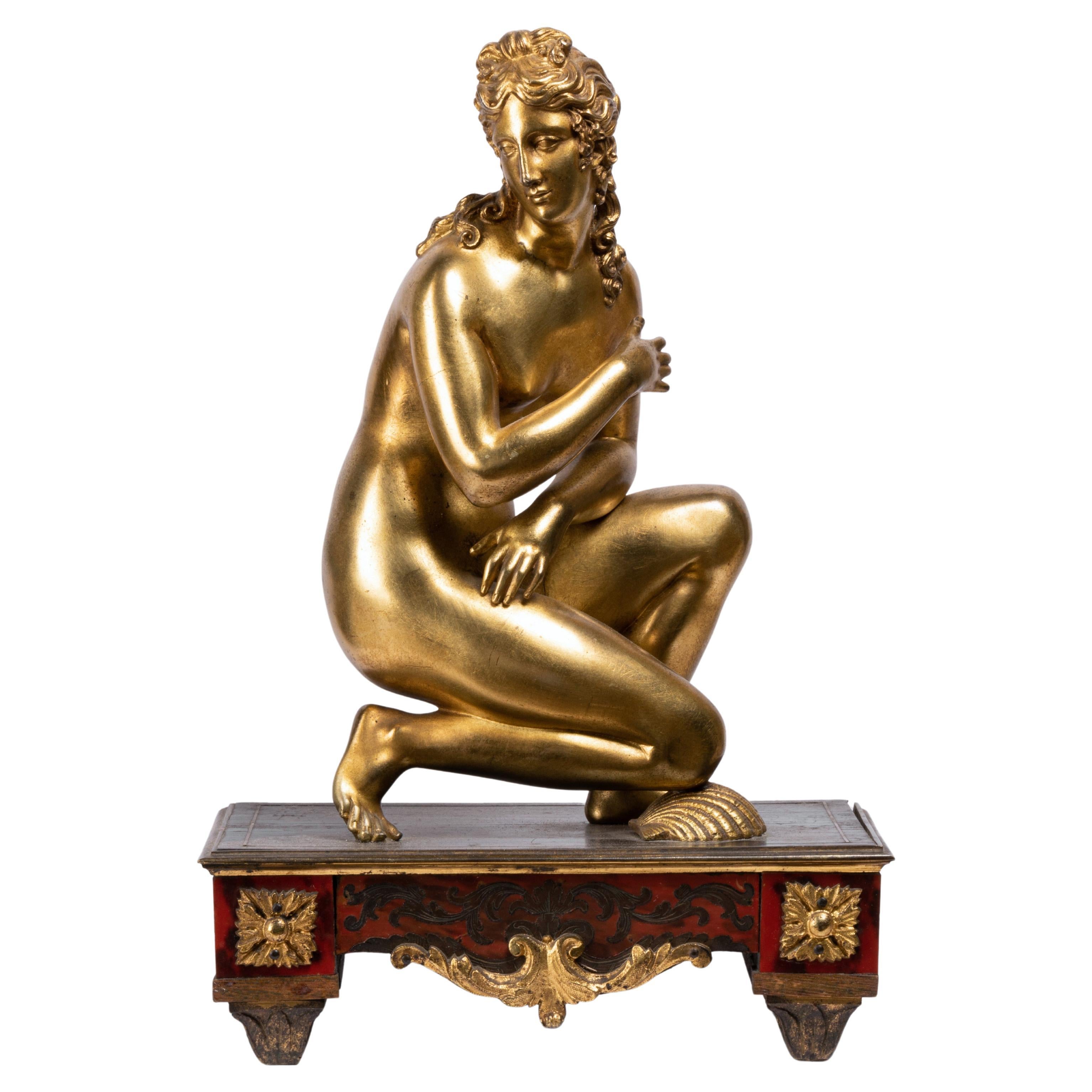 Figure de Vénus en bronze doré de la fin du XVIIe siècle sur un piédestal Boulle en vente