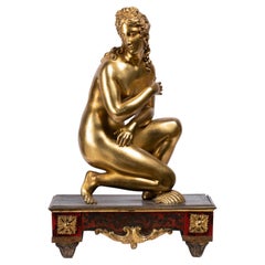 Figure de Vénus en bronze doré de la fin du XVIIe siècle sur un piédestal Boulle
