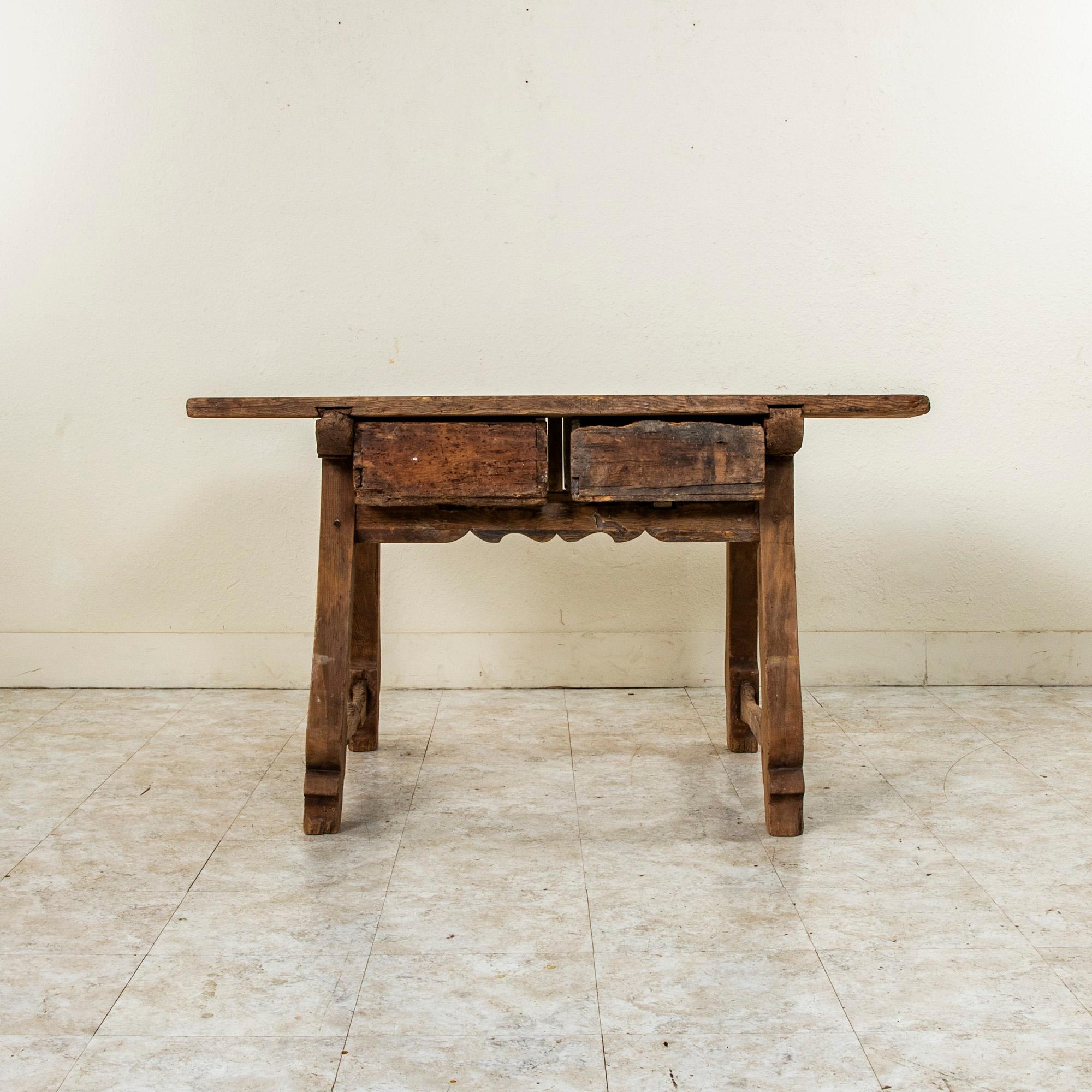 Spätes 17. Jahrhundert Französisch Hand-Pegged Kiefer Berg Tisch, Schreibtisch im Zustand „Gut“ im Angebot in Fayetteville, AR