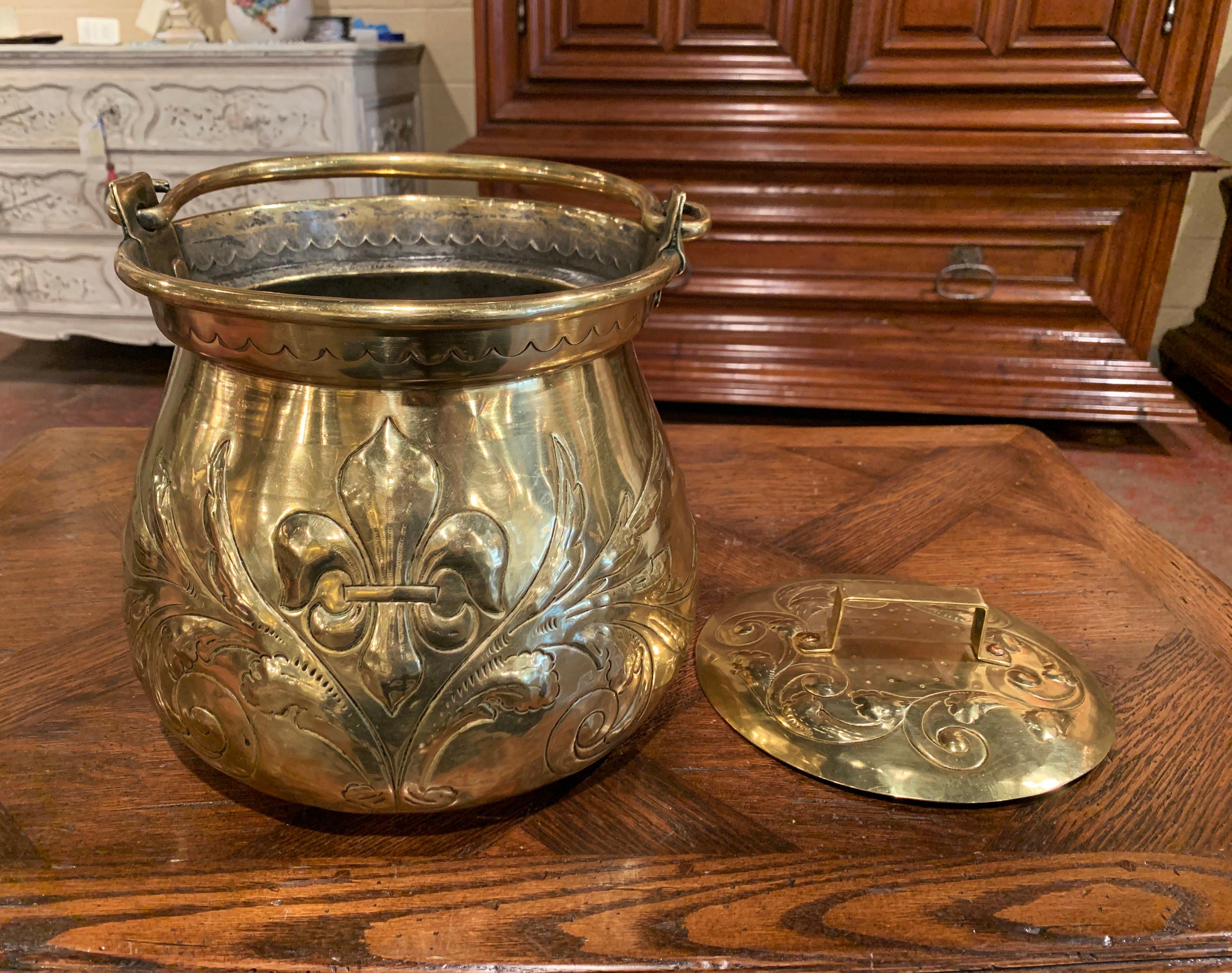 Late 17th Century French Louis XIV Brass Cauldron with Fleur de Lys and Crest In Excellent Condition In Dallas, TX