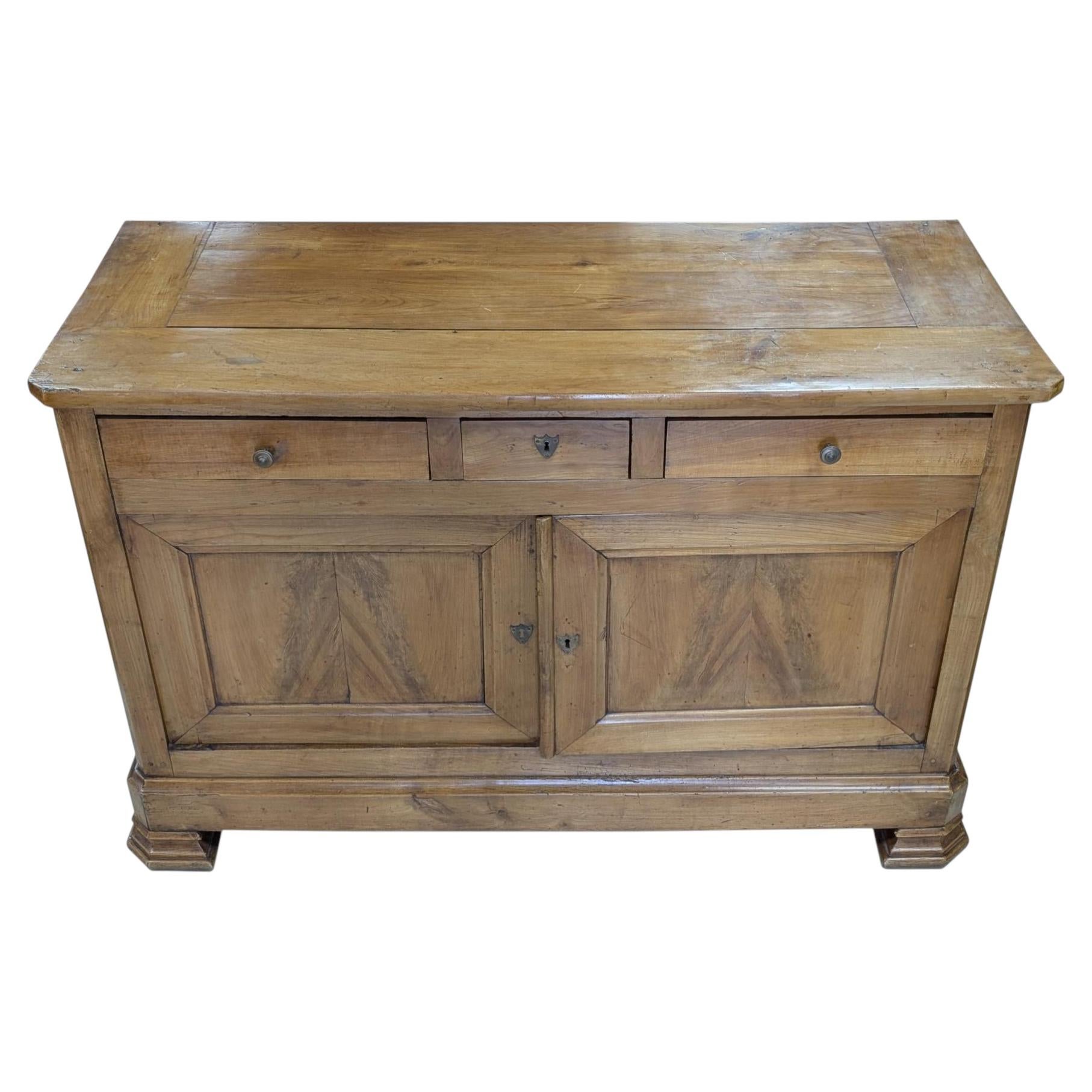 Credenza bassa in noce in stile provinciale francese della fine del XVII secolo in vendita