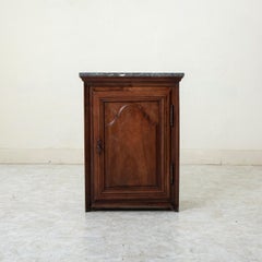 Cabinet en noyer français de la fin du XVIIe siècle avec dessus en marbre et compartiments secrets