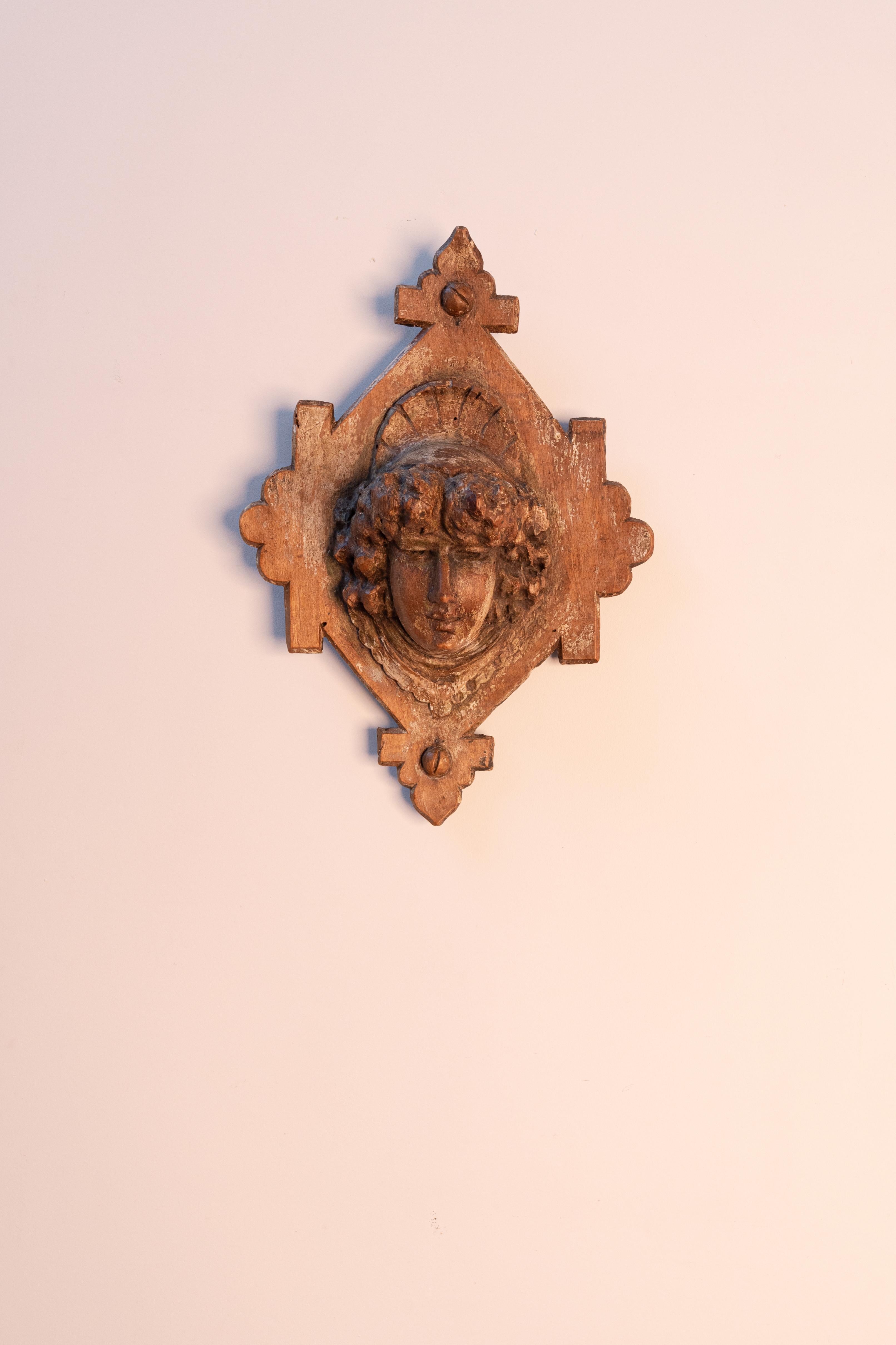 Tête en bois sculptée à la main, datant de la fin du XVIIe siècle ou du début du XVIIIe siècle, provenant d'Europe du Sud. Fabriqué en bois de peuplier. Usure conforme à l'âge et à l'utilisation. 