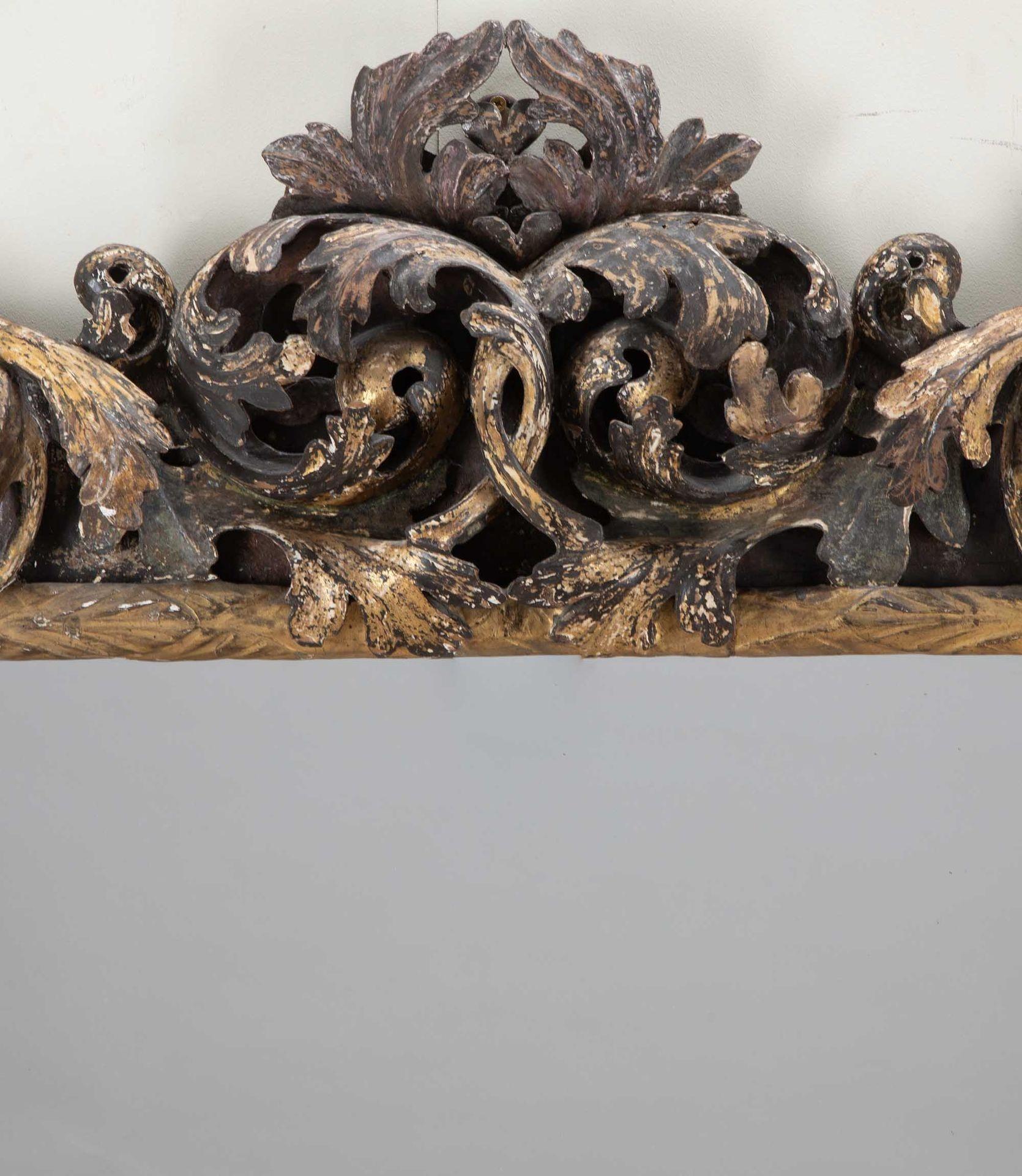 A beautiful late 17th Century or early 18th Century Baroque carved wood and gilded mirror.
Circa 1700.