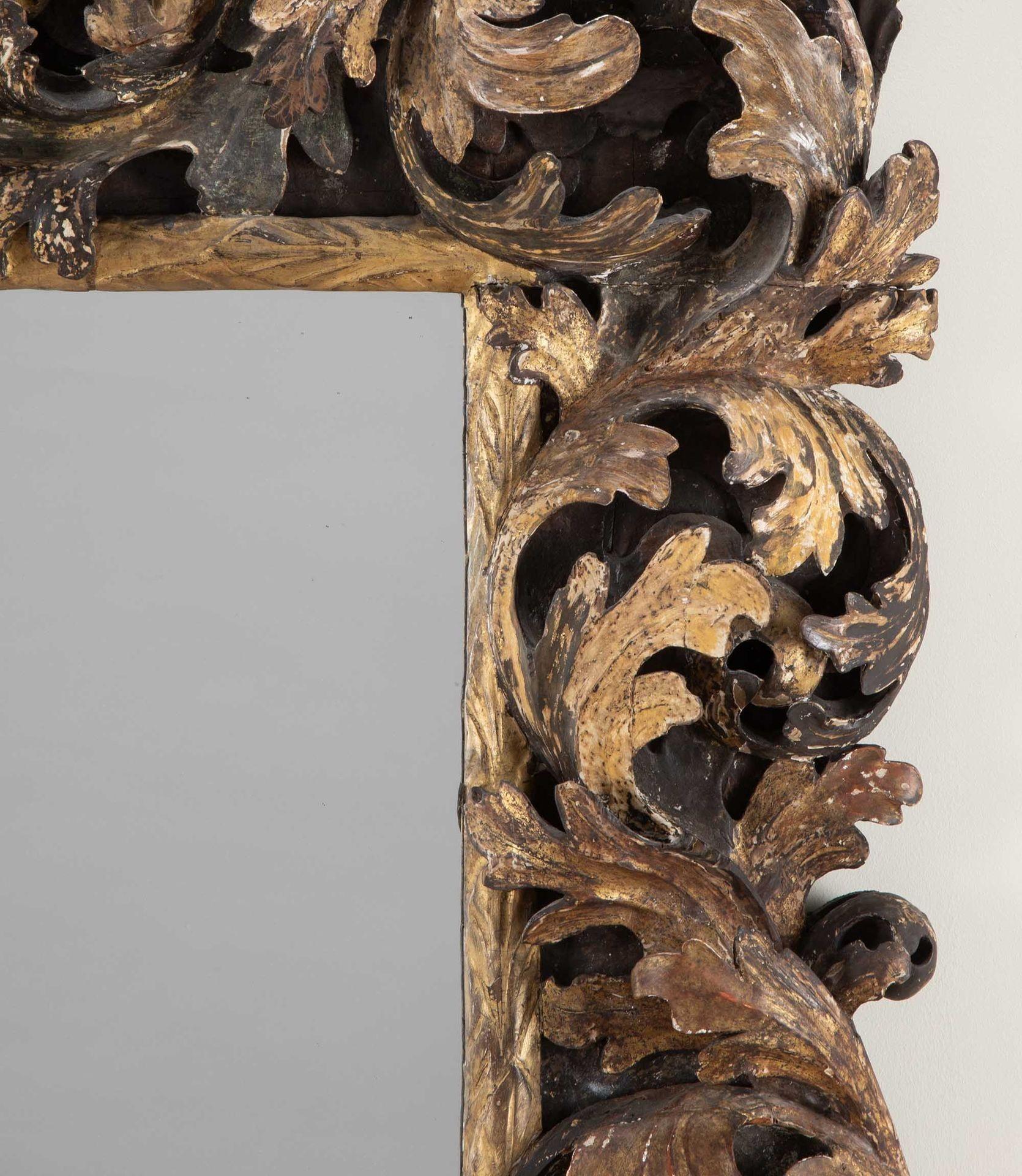 Barocco Specchio barocco italiano della fine del XVII secolo in legno intagliato e dorato in vendita